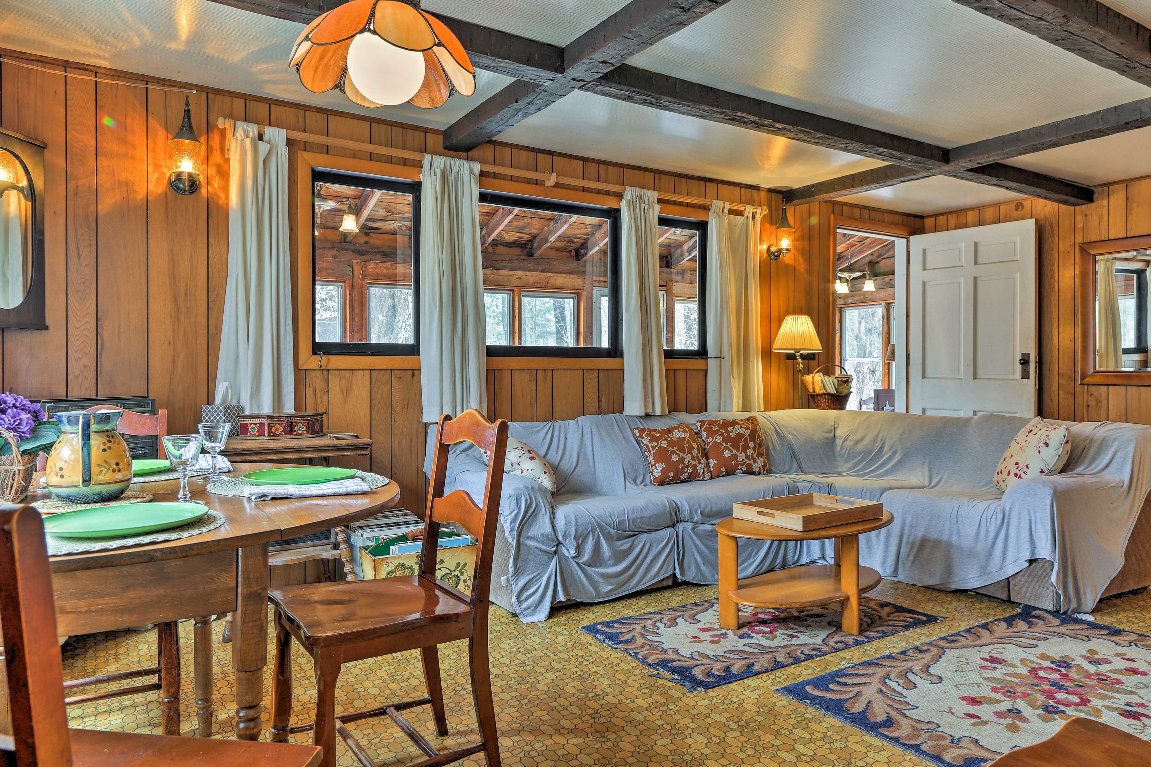 Dining Area | Dishes & Flatware Provided