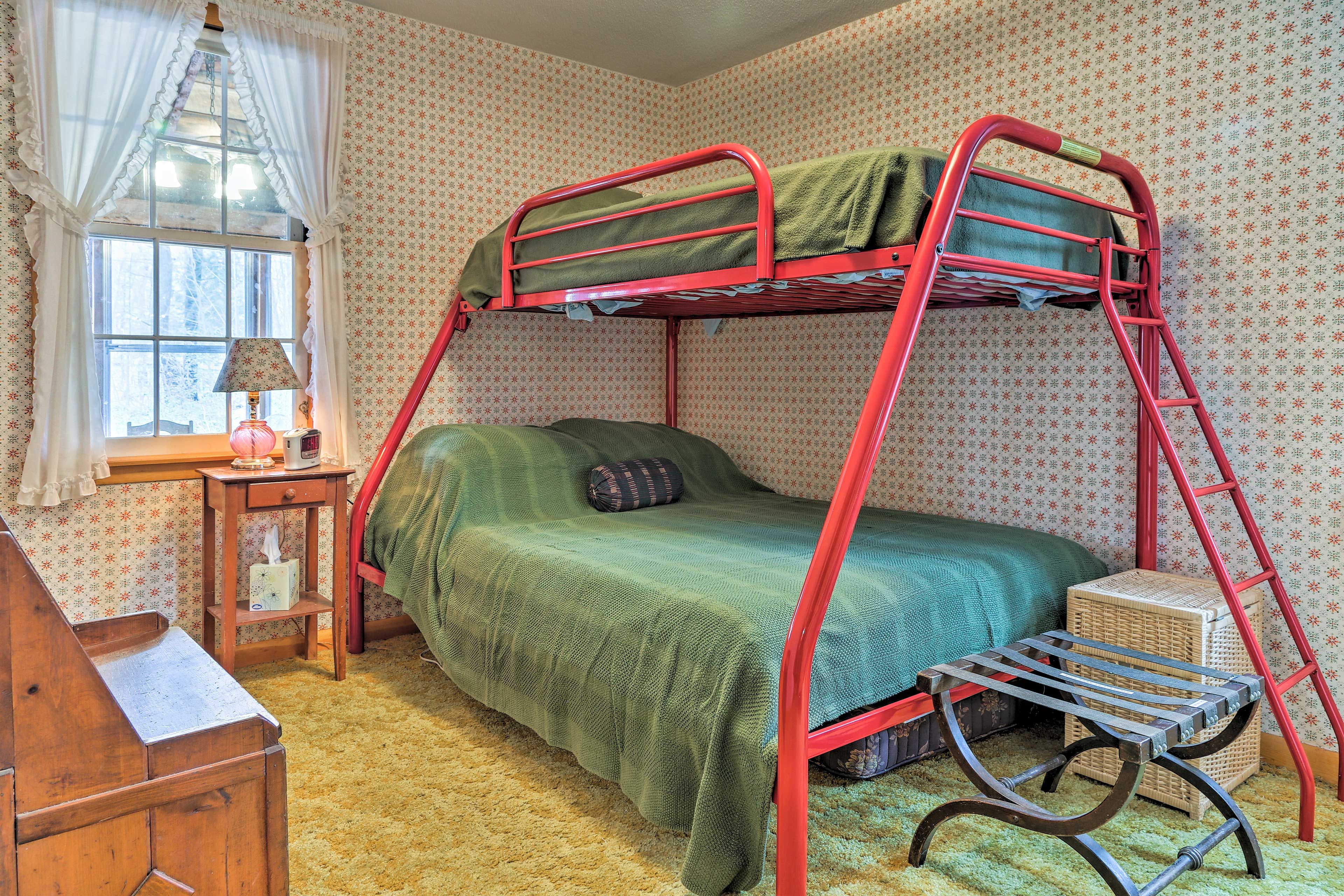 Bedroom 2 | Twin/Full Bunk Bed
