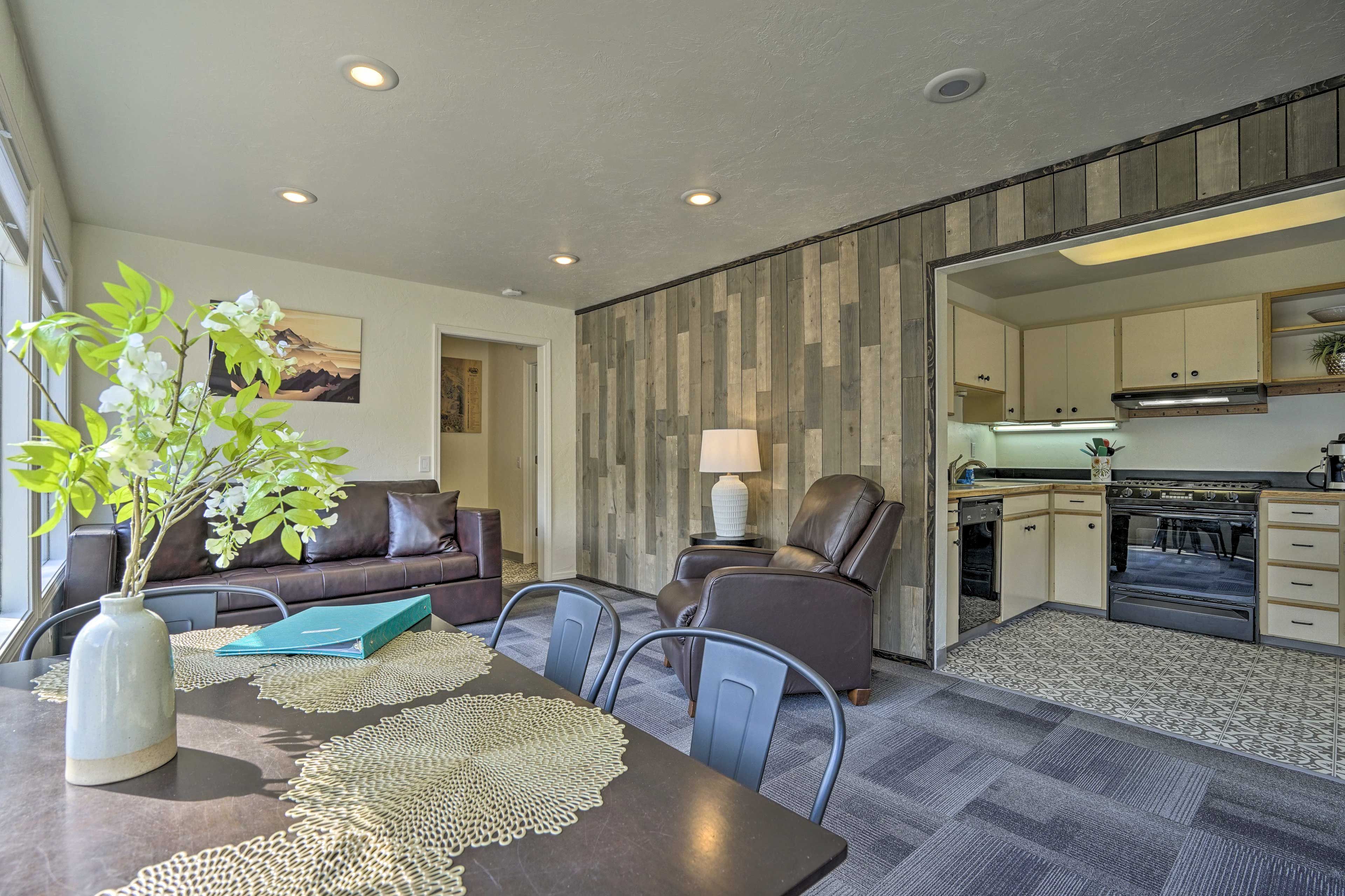 Living Room | 4-Person Dining Table