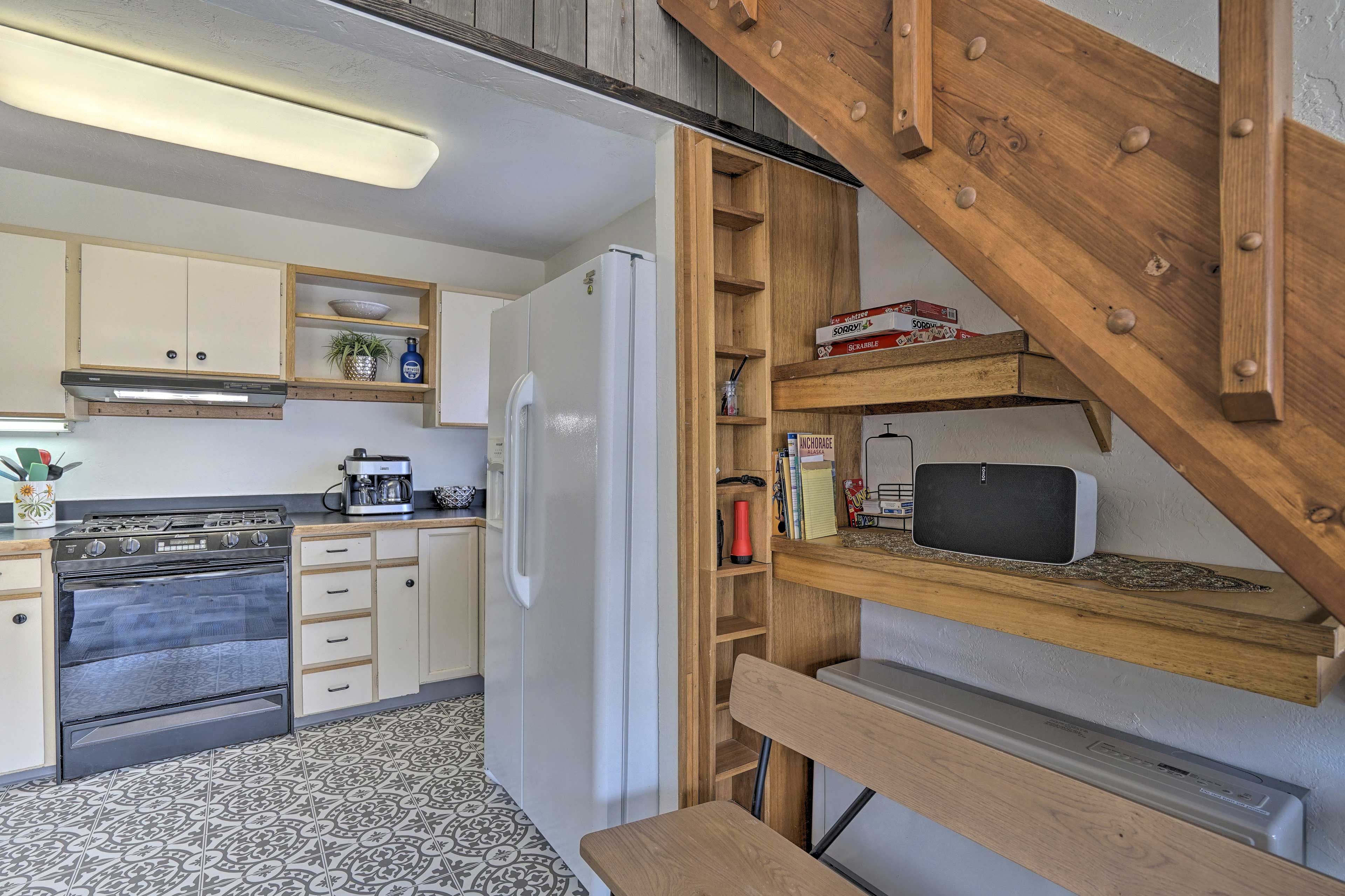 Kitchen | Fully Equipped w/ Cooking Basics