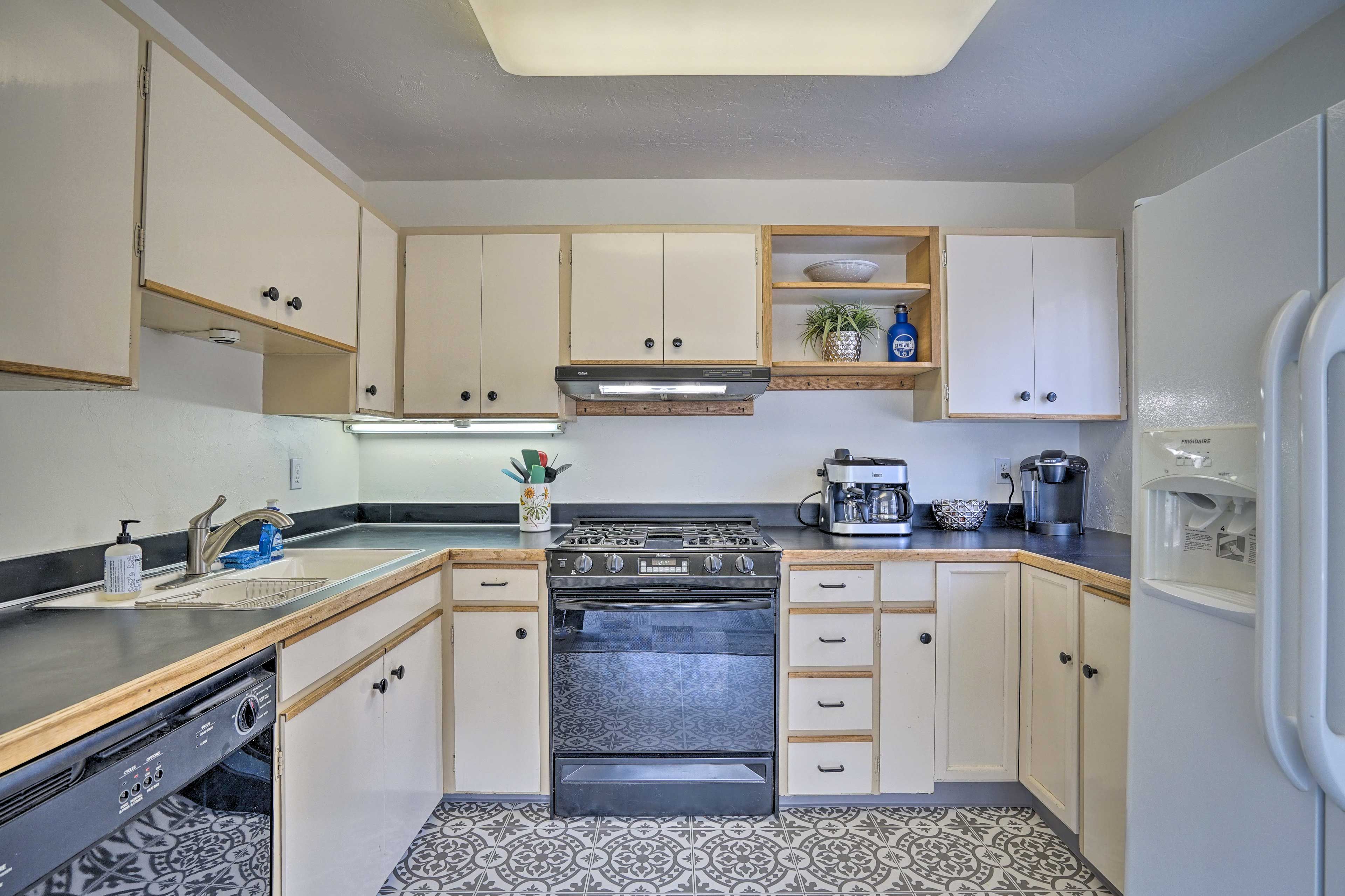 Kitchen | Dishware/Flatware