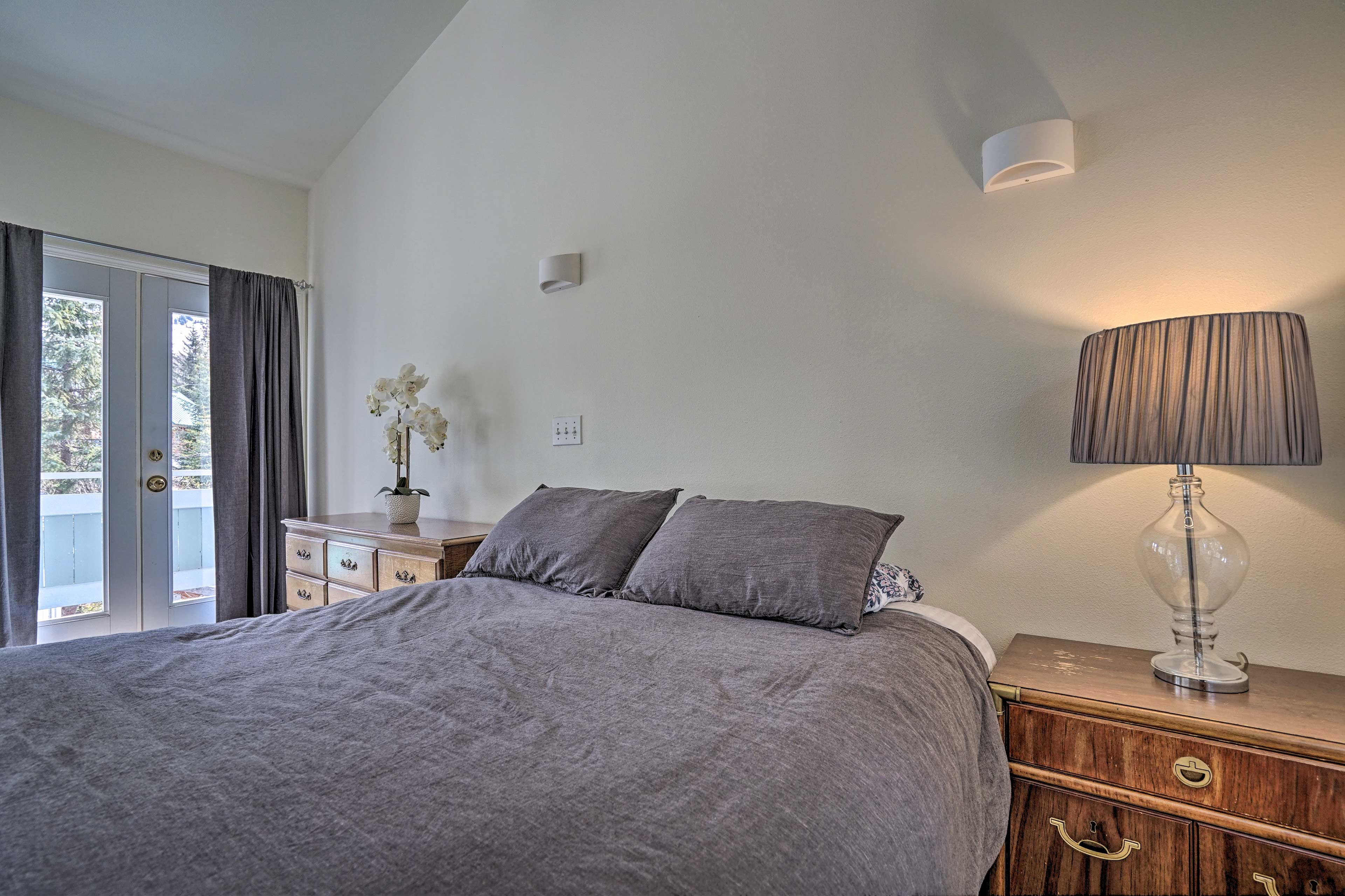 Bedroom | Queen Bed