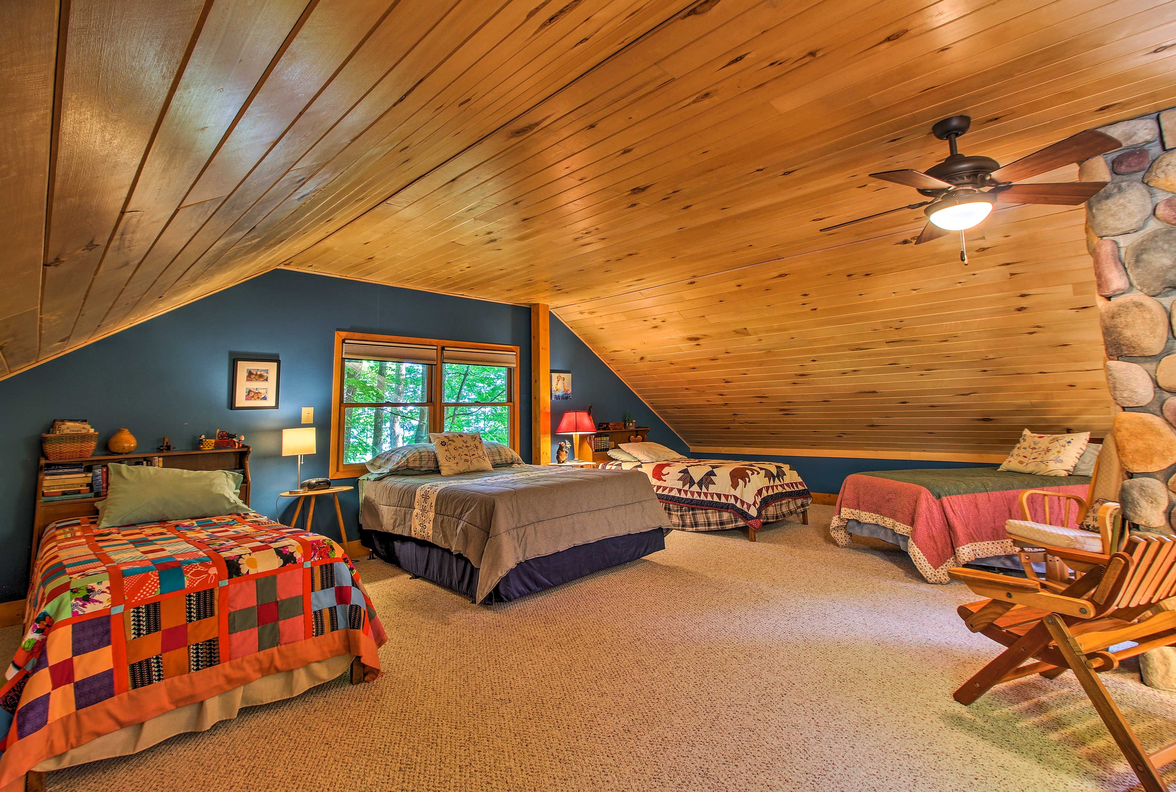 Loft | Queen Bed | 3 Twin Beds