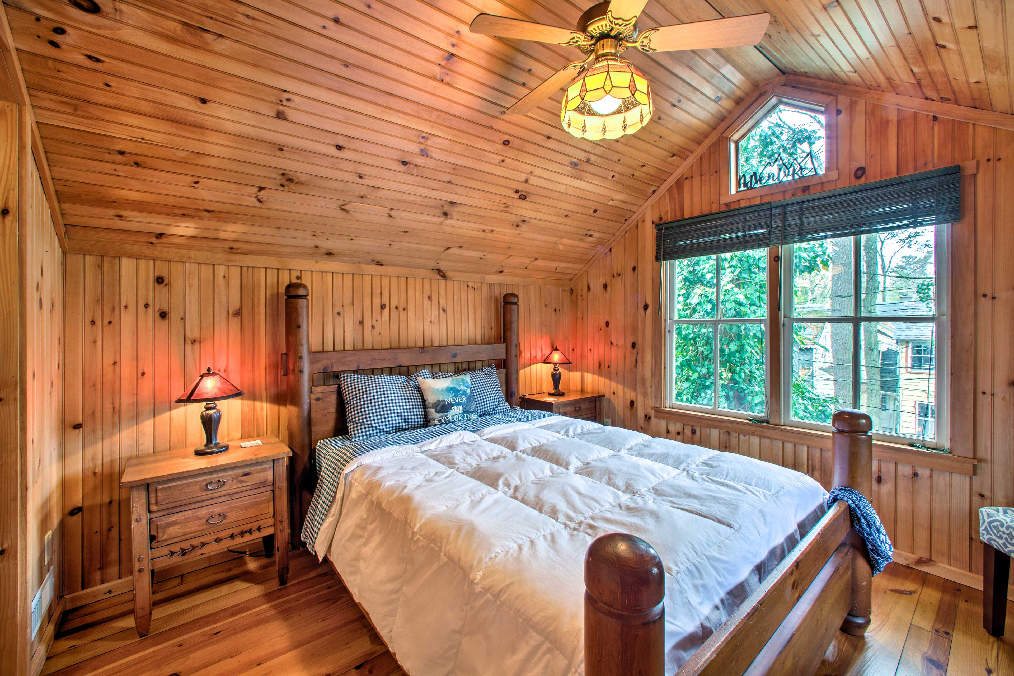 Bedroom 1 | Queen Bed