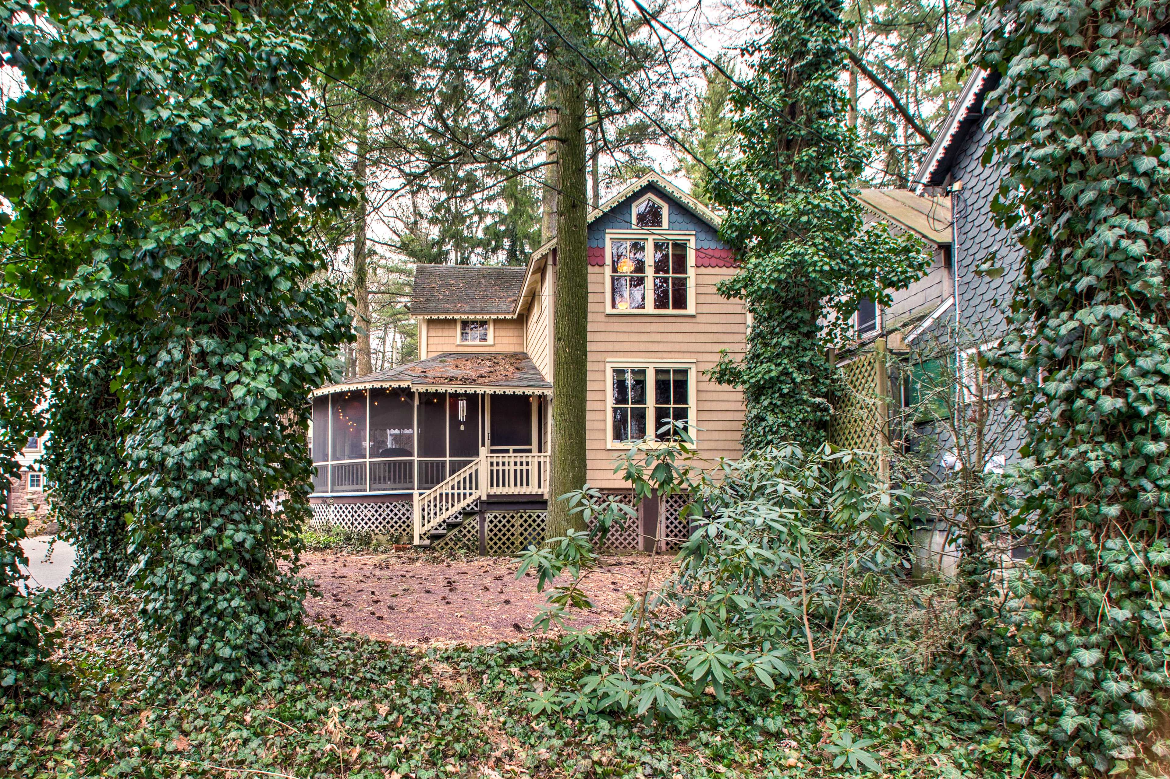 Exterior | Screened-In Porch | Walkable Location