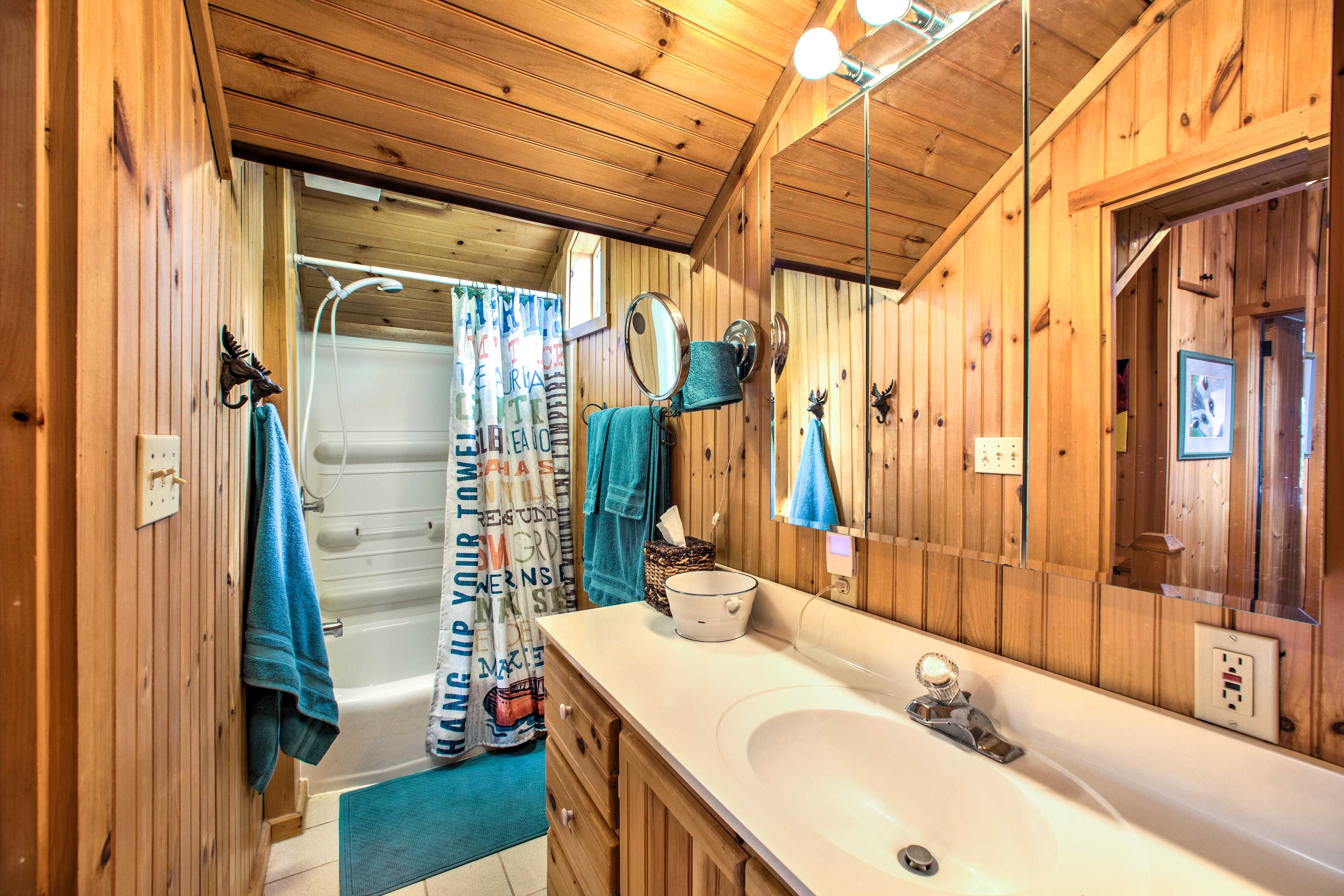 Full Bathroom | Towels & Linens