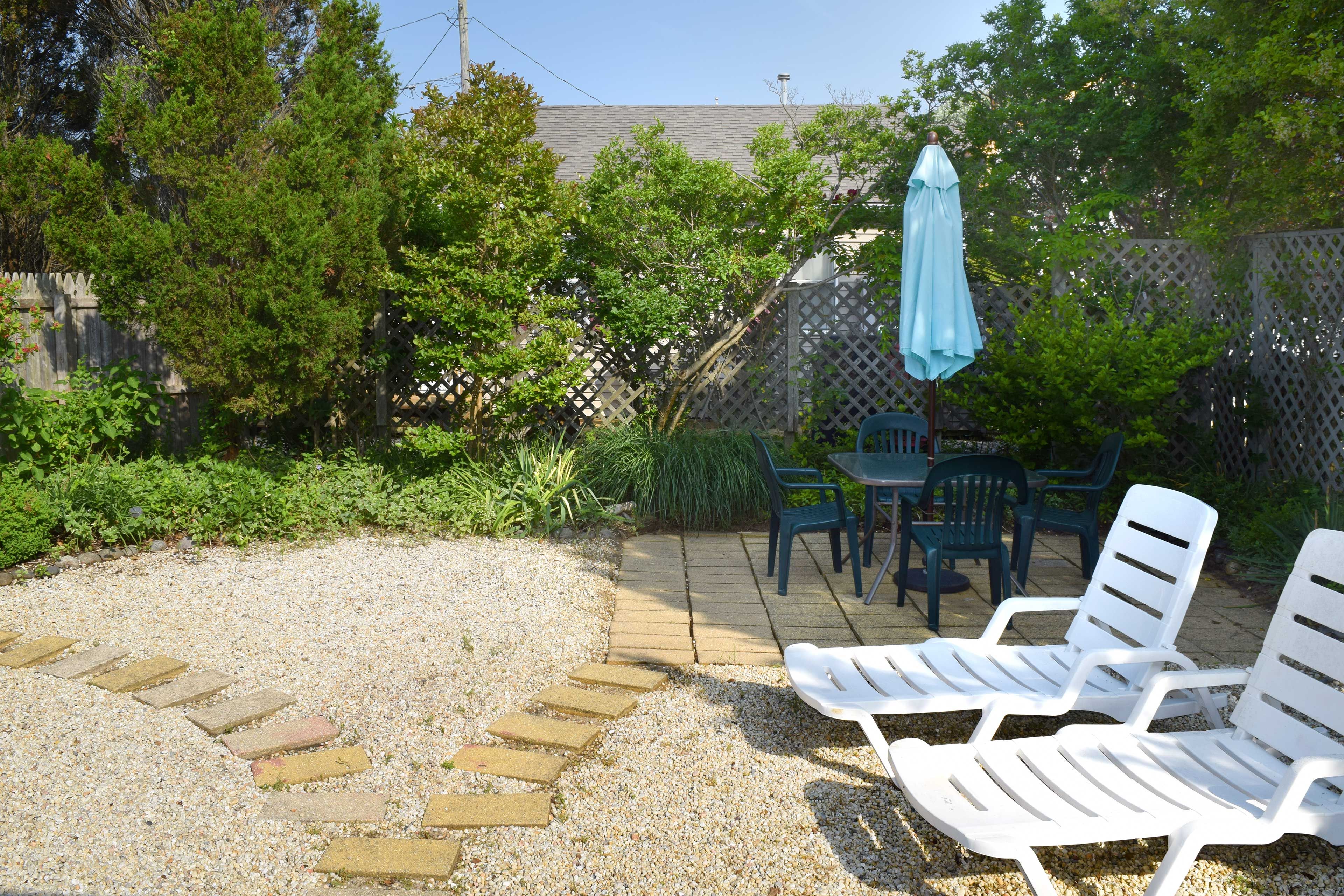 Sunbathe in the private backyard.