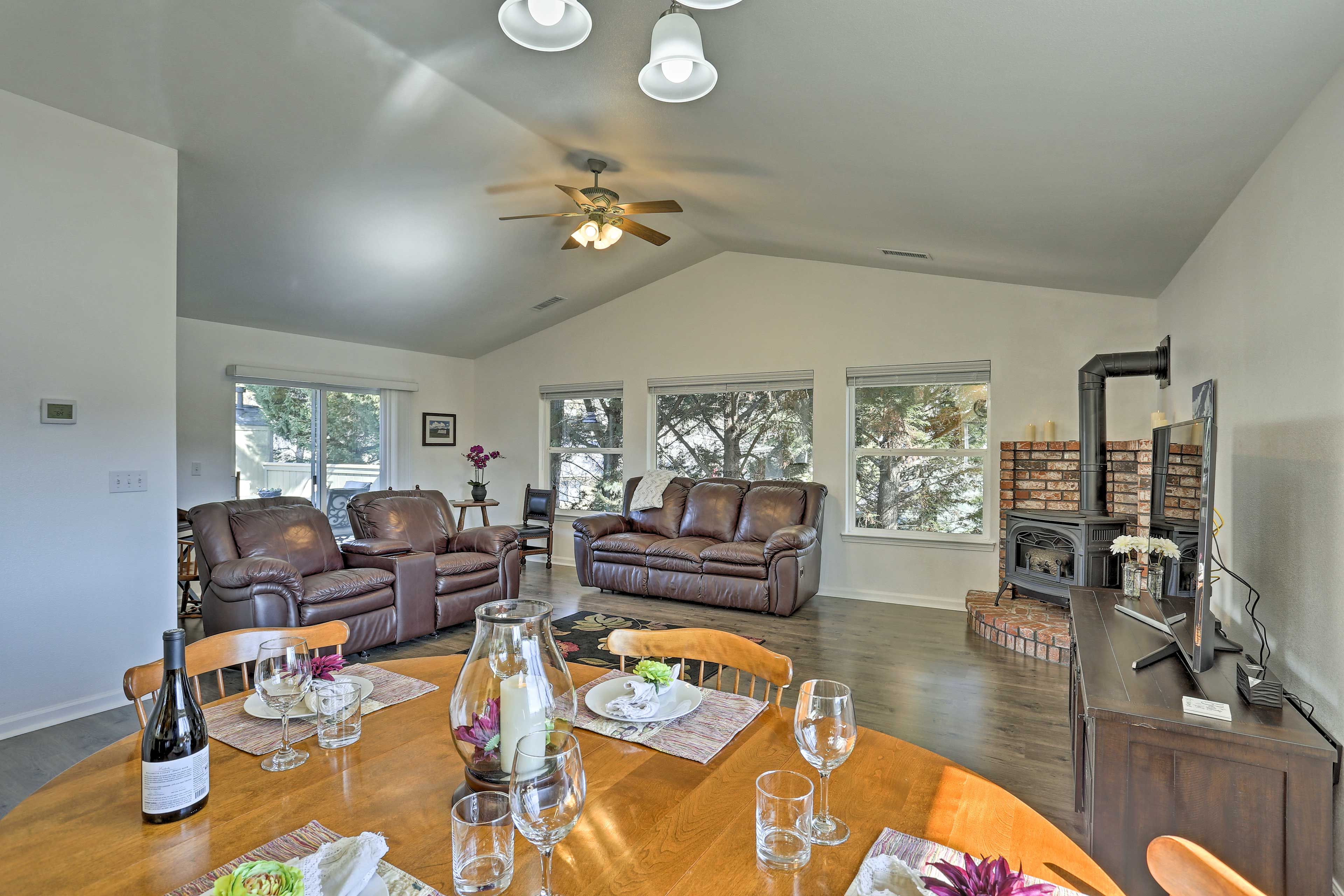 Dining Area | Dishware/Flatware Available