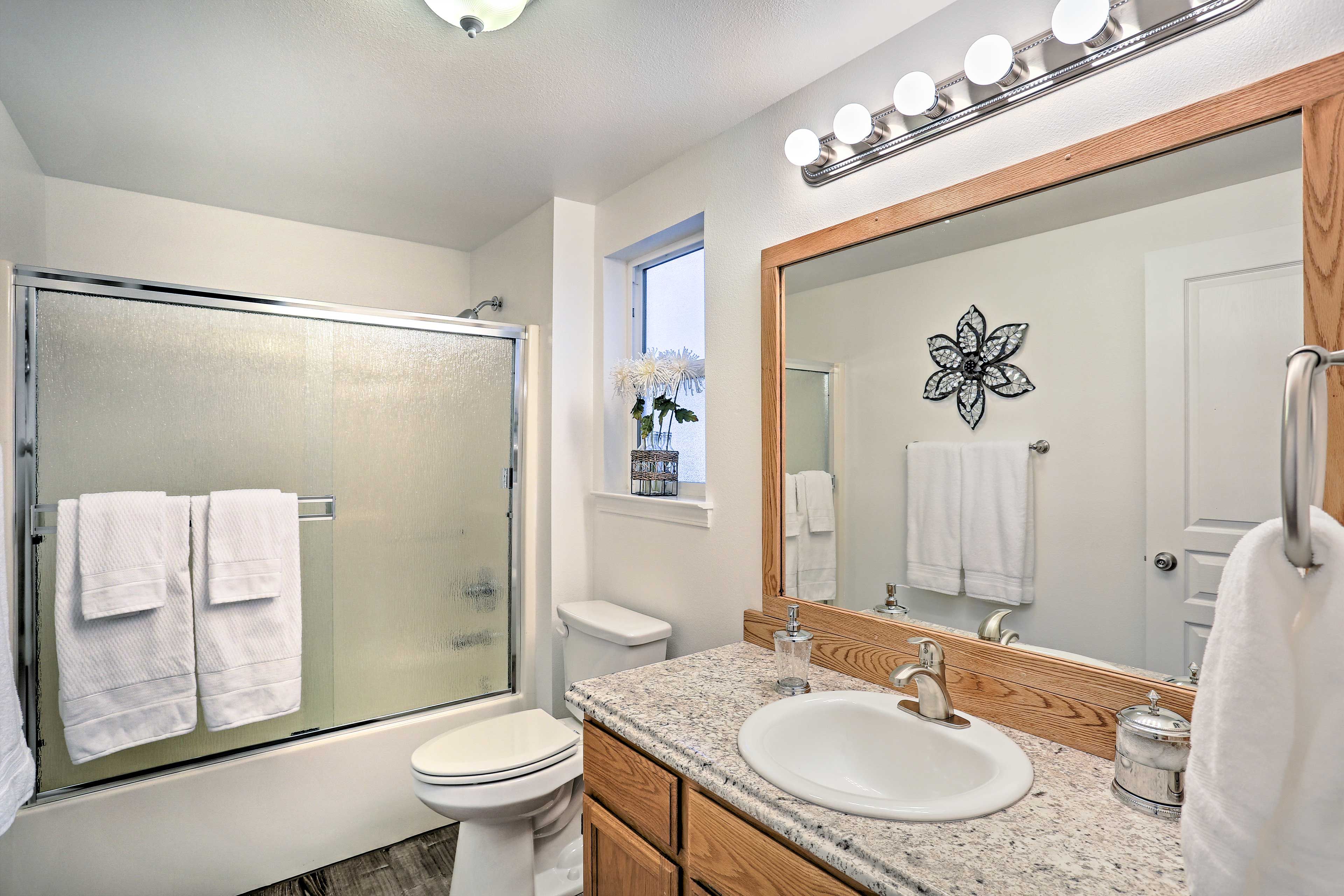Full Bathroom | Towels Provided