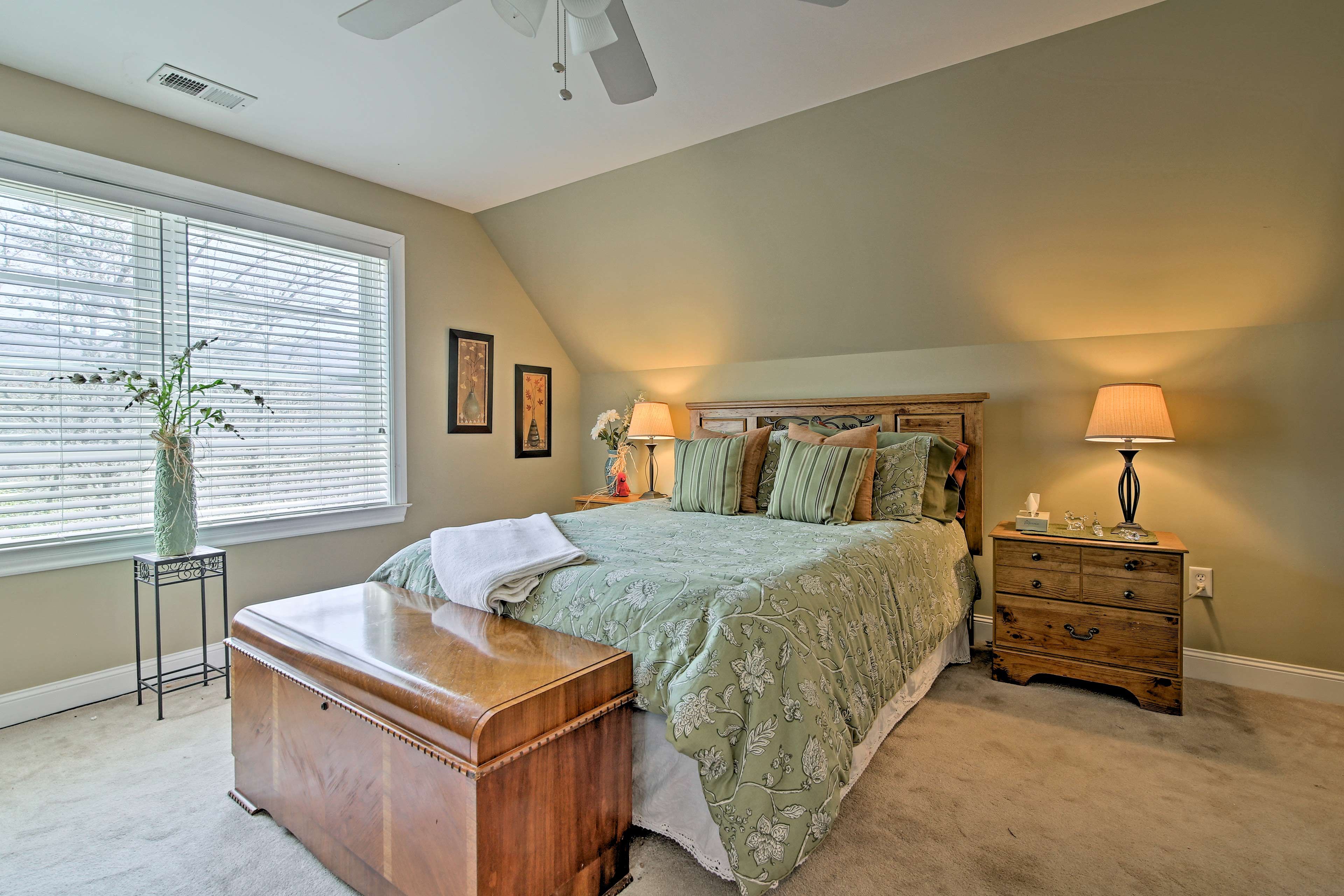 This room also provides a queen bed.