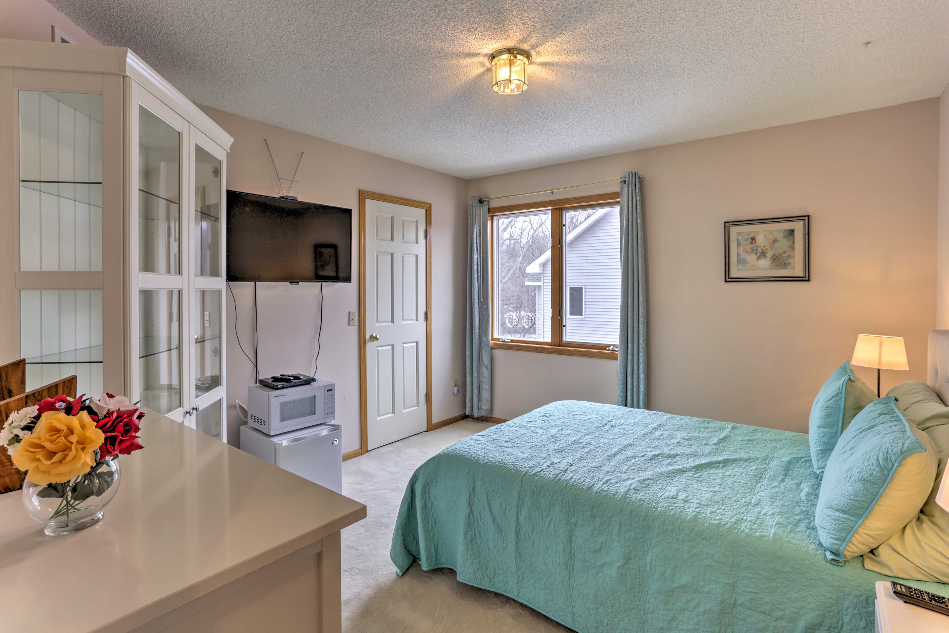 Bedroom 2 | 2nd Floor | Queen Bed