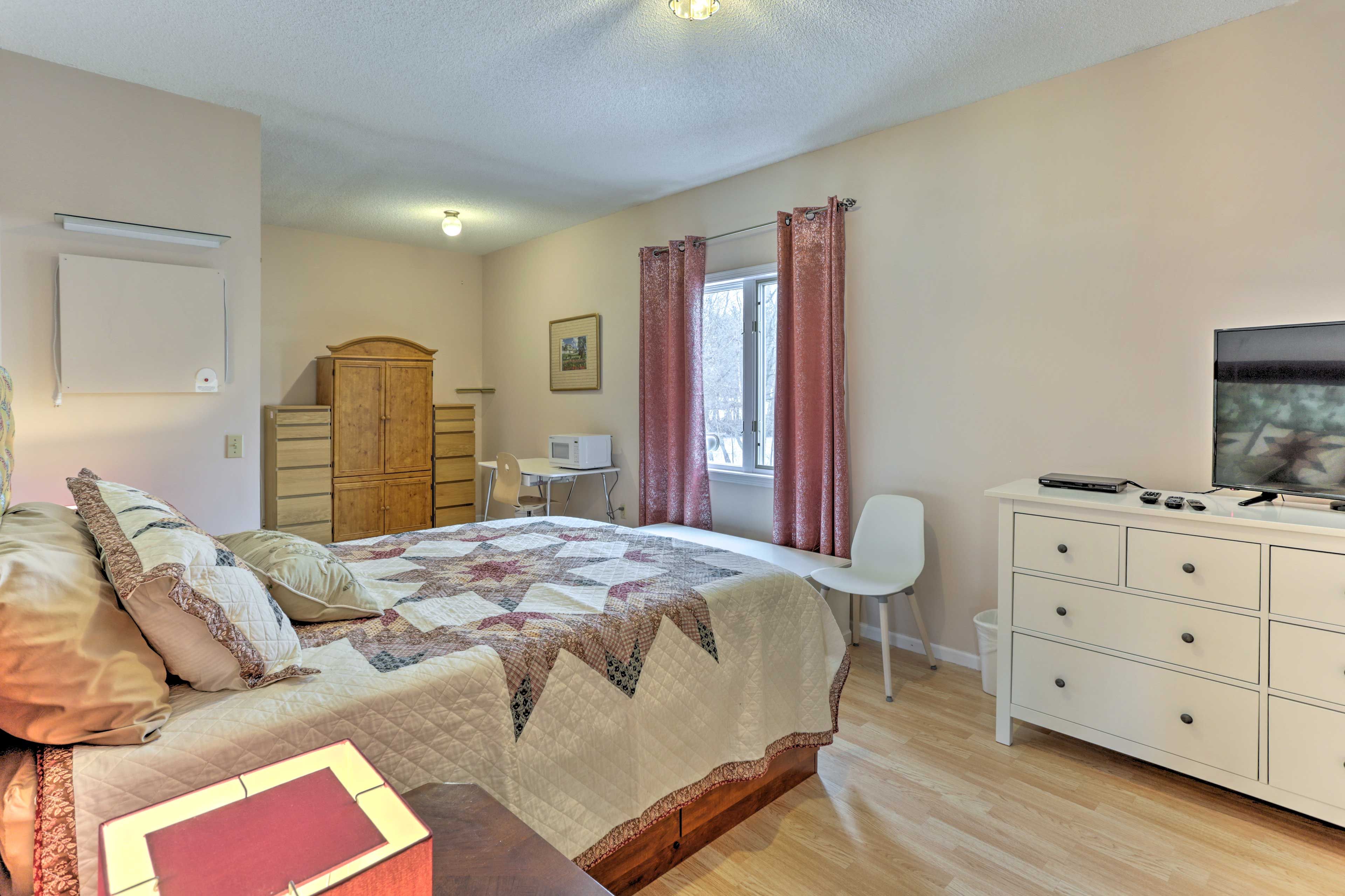 Bedroom 4 | 1st Floor | Queen Bed