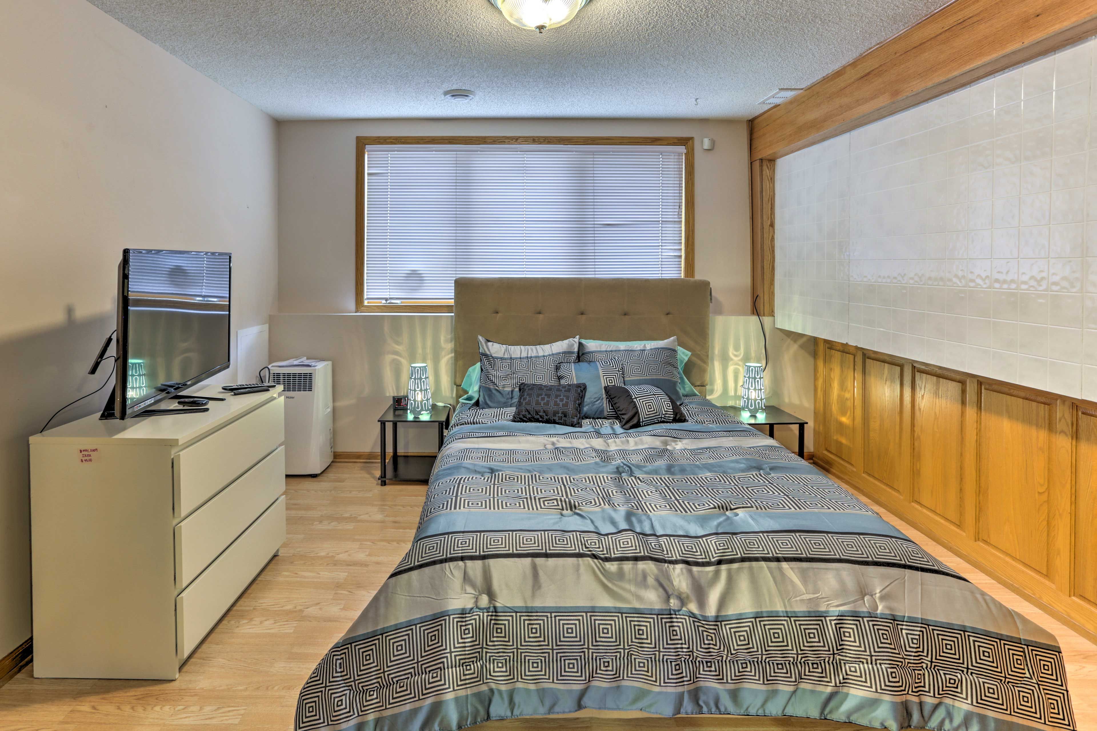 Bedroom 5 | Basement | Queen Bed