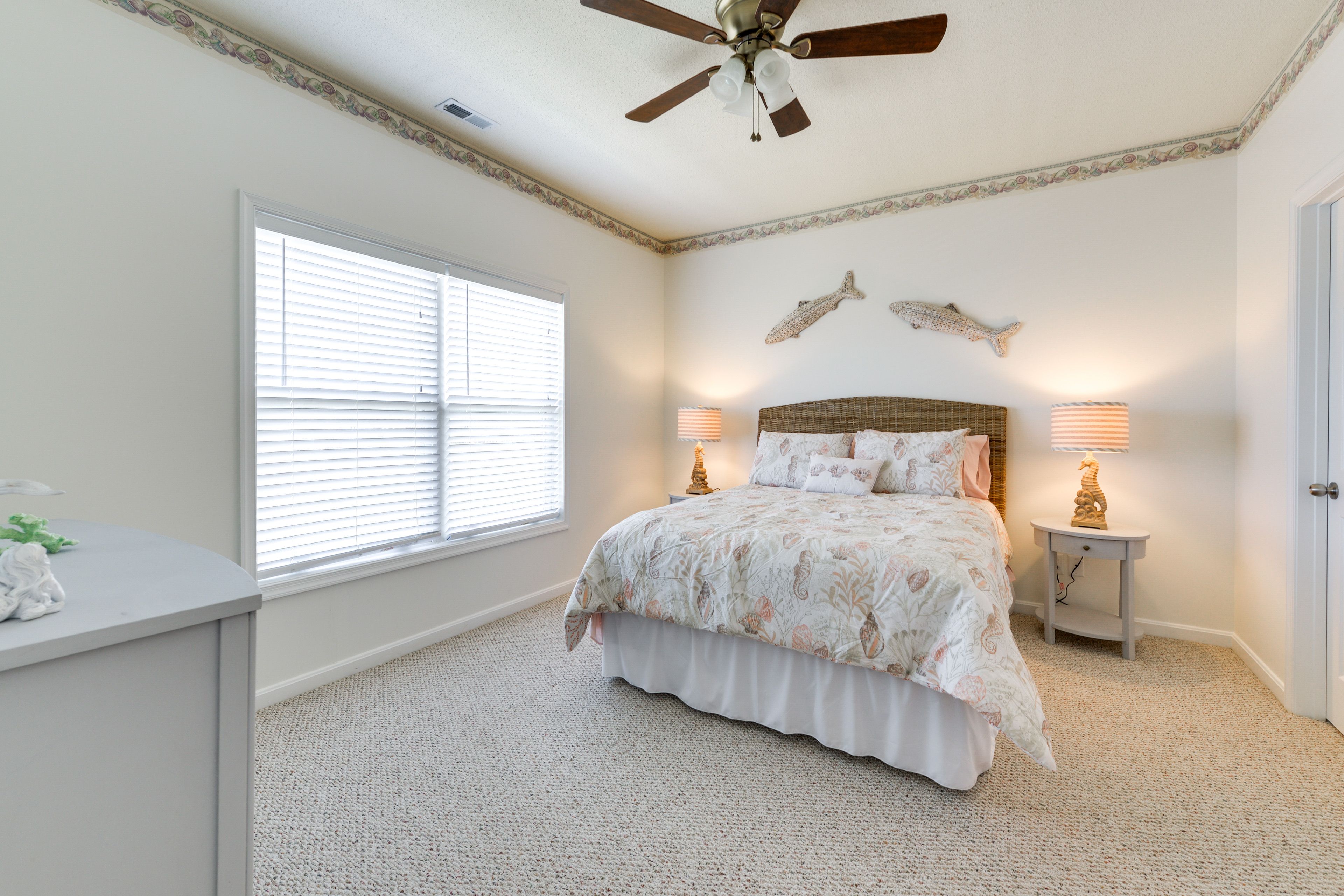 Bedroom 1 | Queen Bed