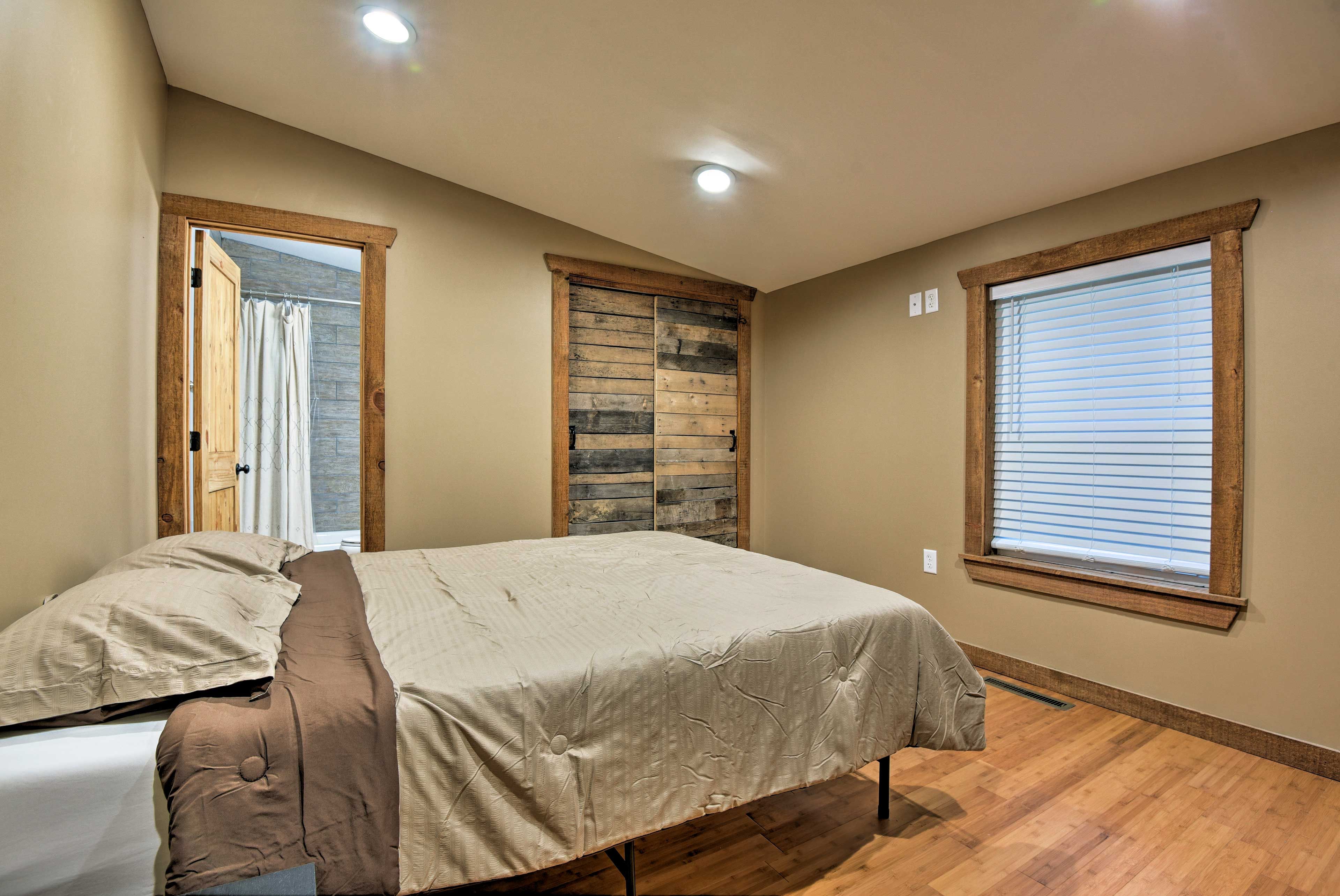 This room also has a queen-sized bed.