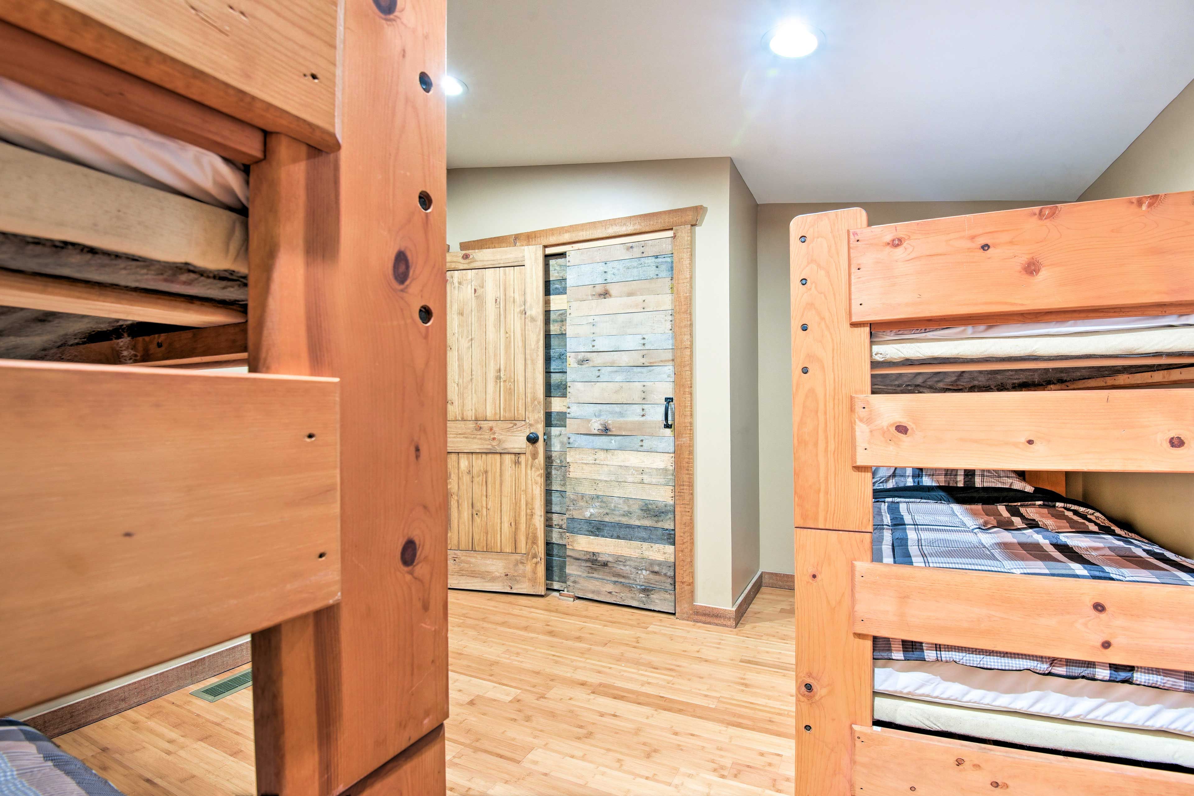 The room features 2 twin-over-twin bunk beds.