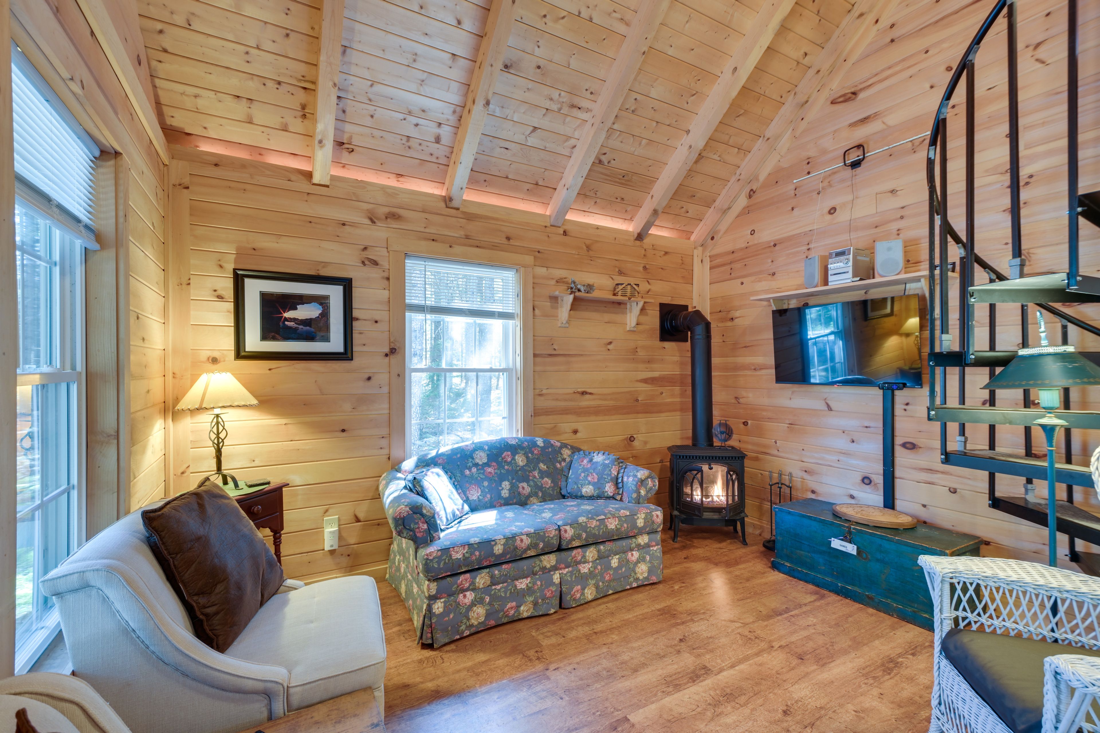 Living Room | Full Sleeper Sofa | Free WiFi | Gas Stove