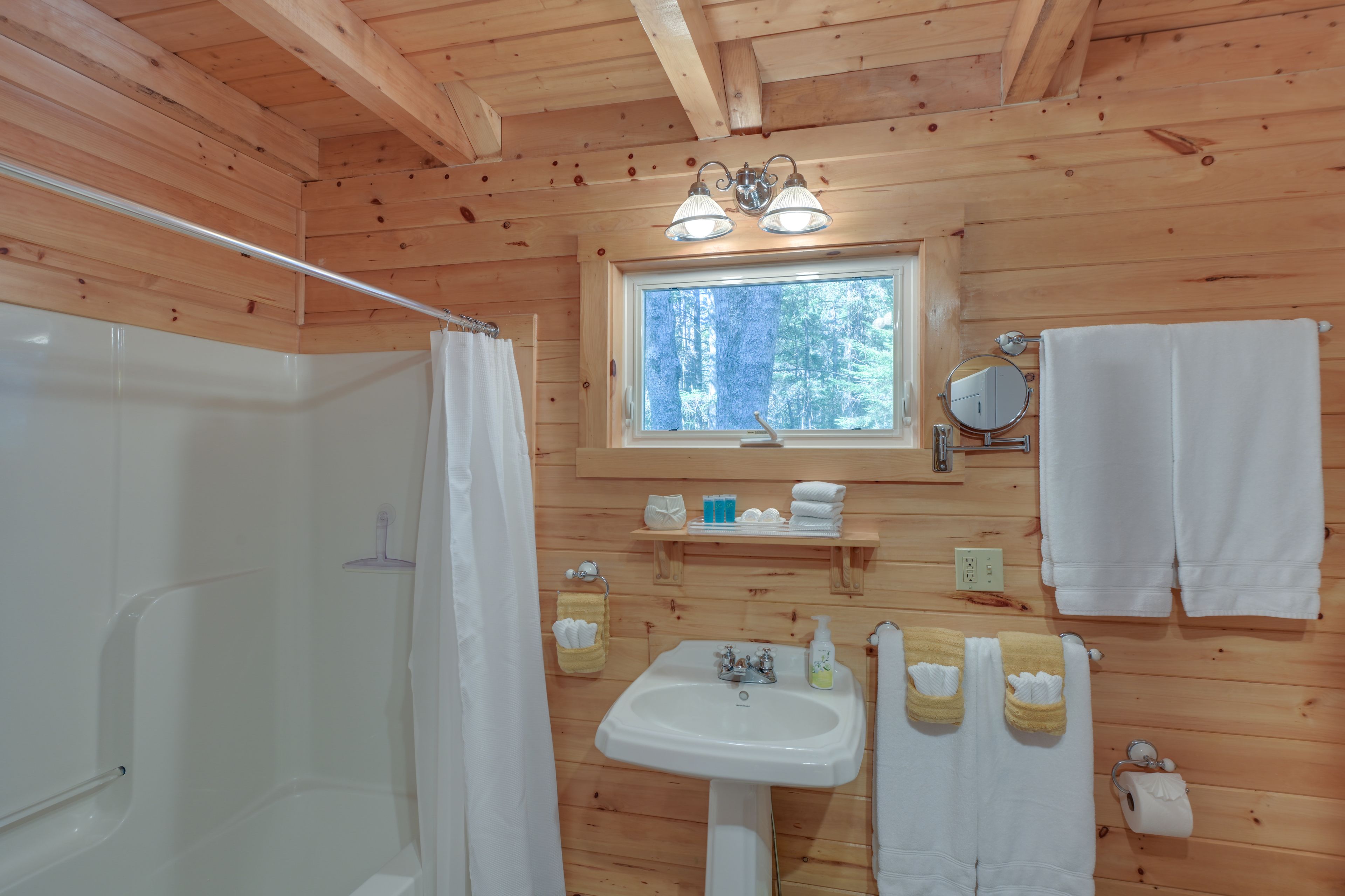 Full Bathroom | Towels Provided | Washer & Dryer