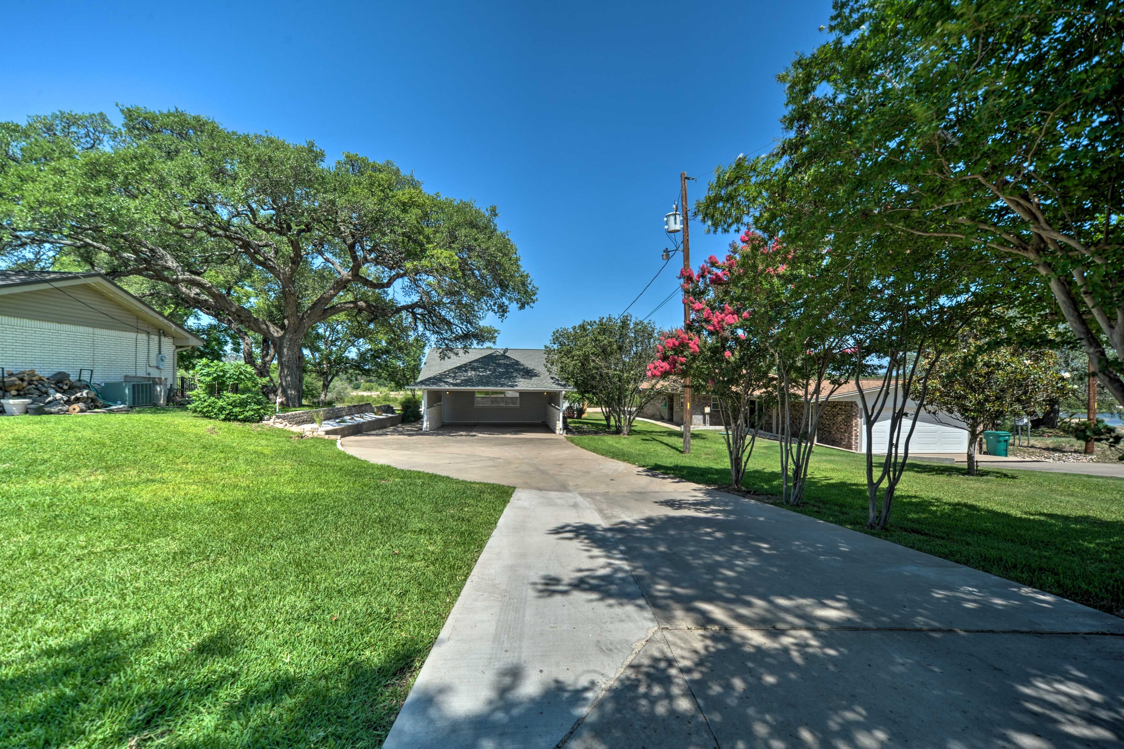 Parking | Driveway (6 Vehicles)