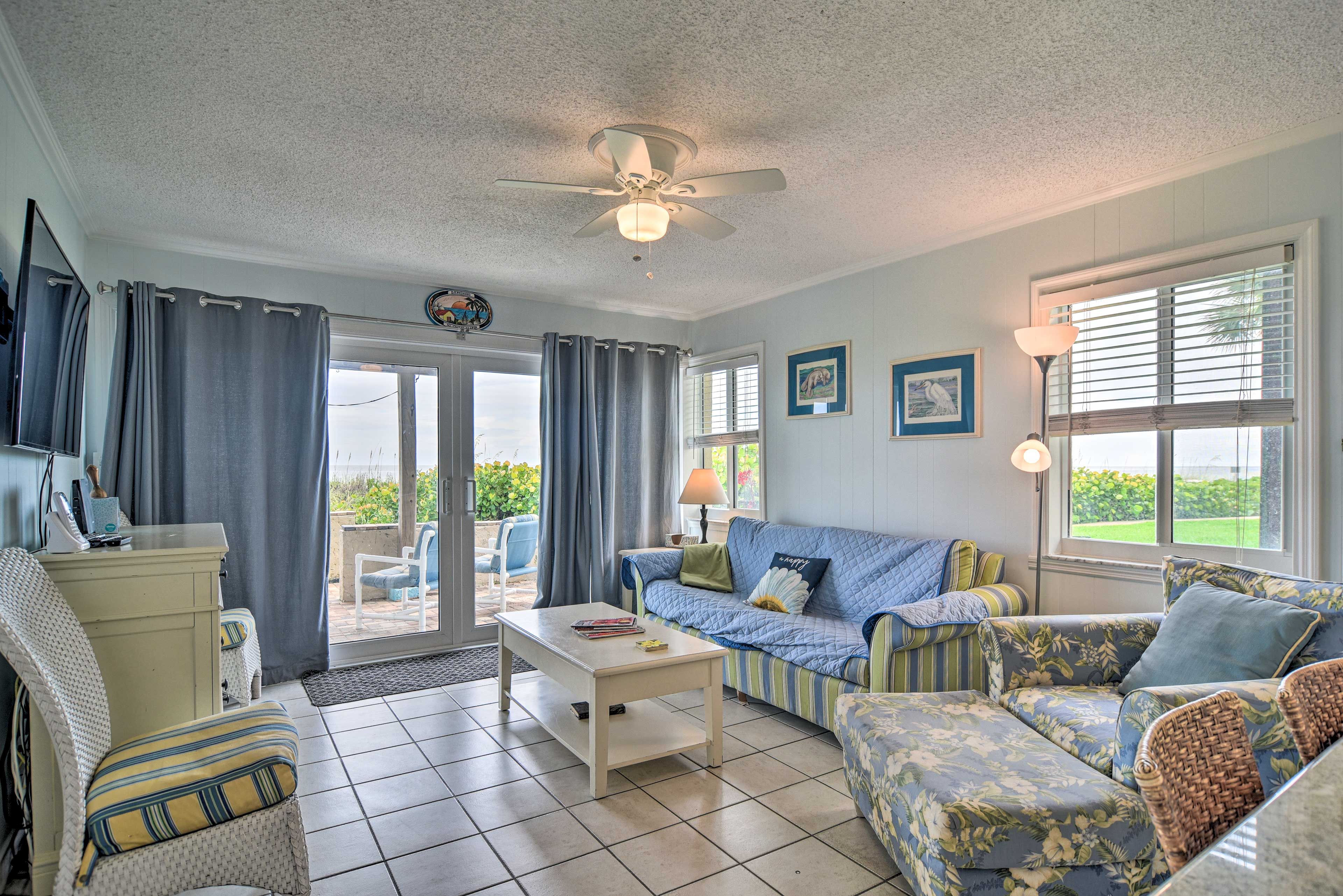 Living Room | Free WiFi | Central A/C & Heating | Smart TV