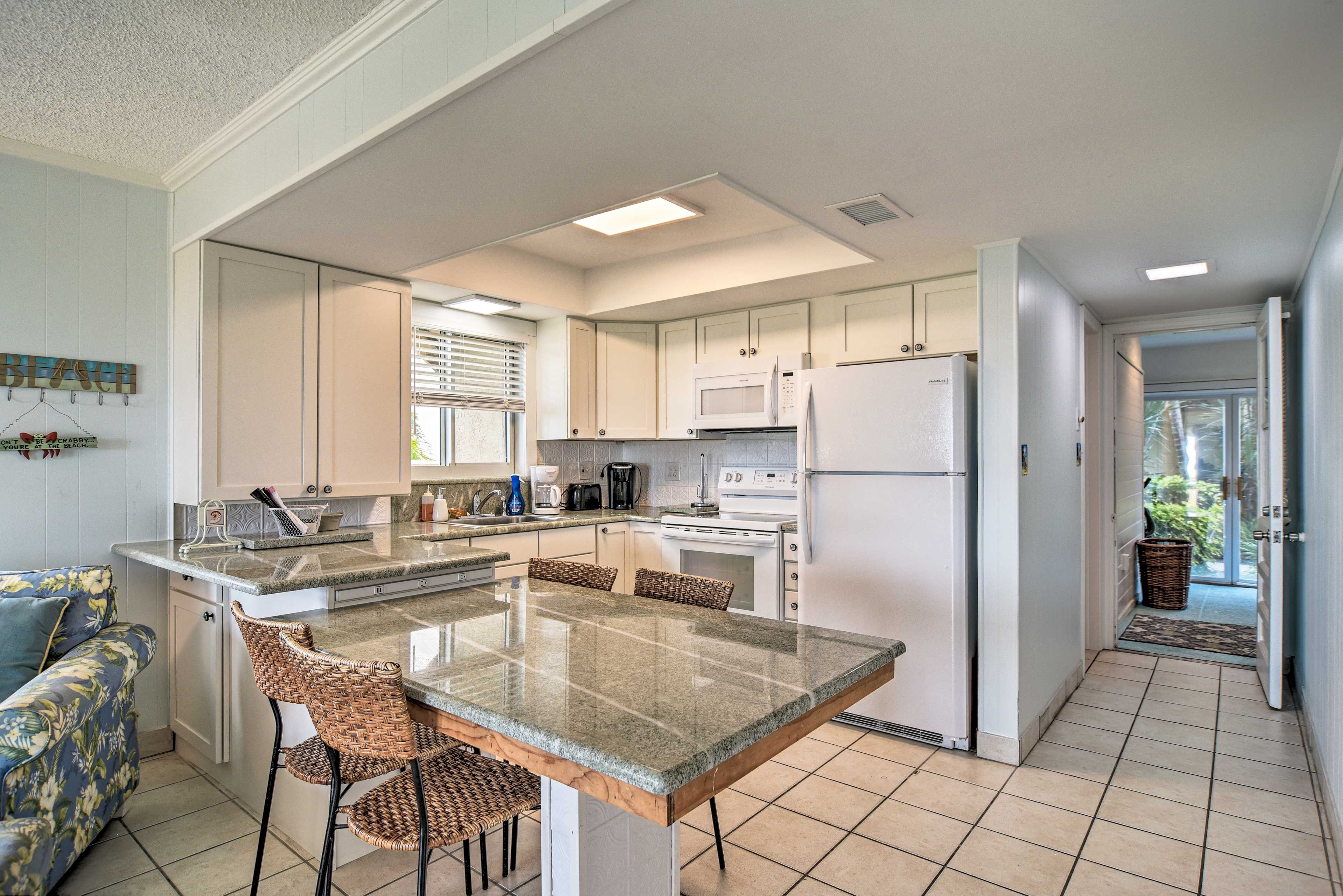 Dining Area | Dishware/Flatware Provided