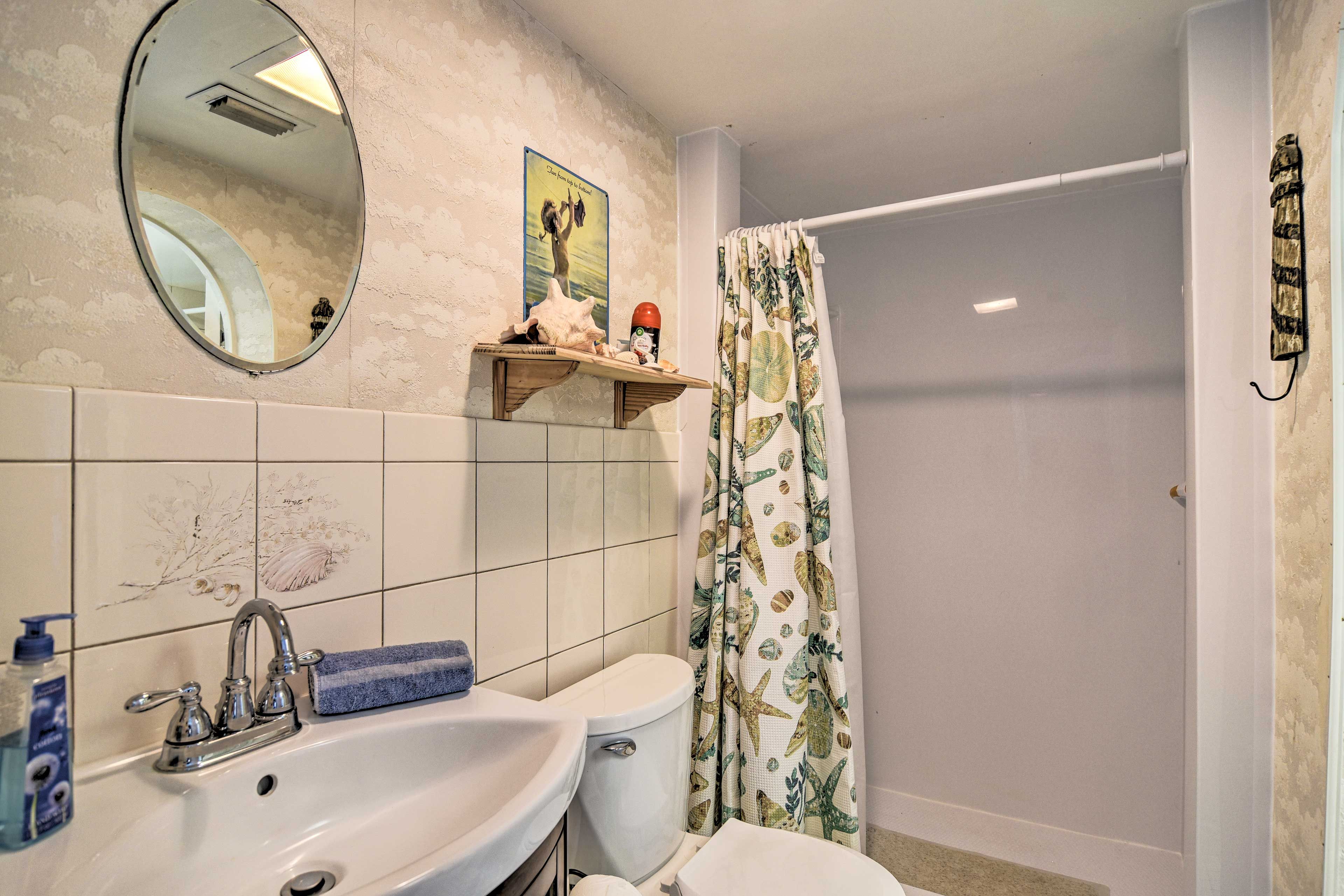 Full Bathroom | Towels Provided