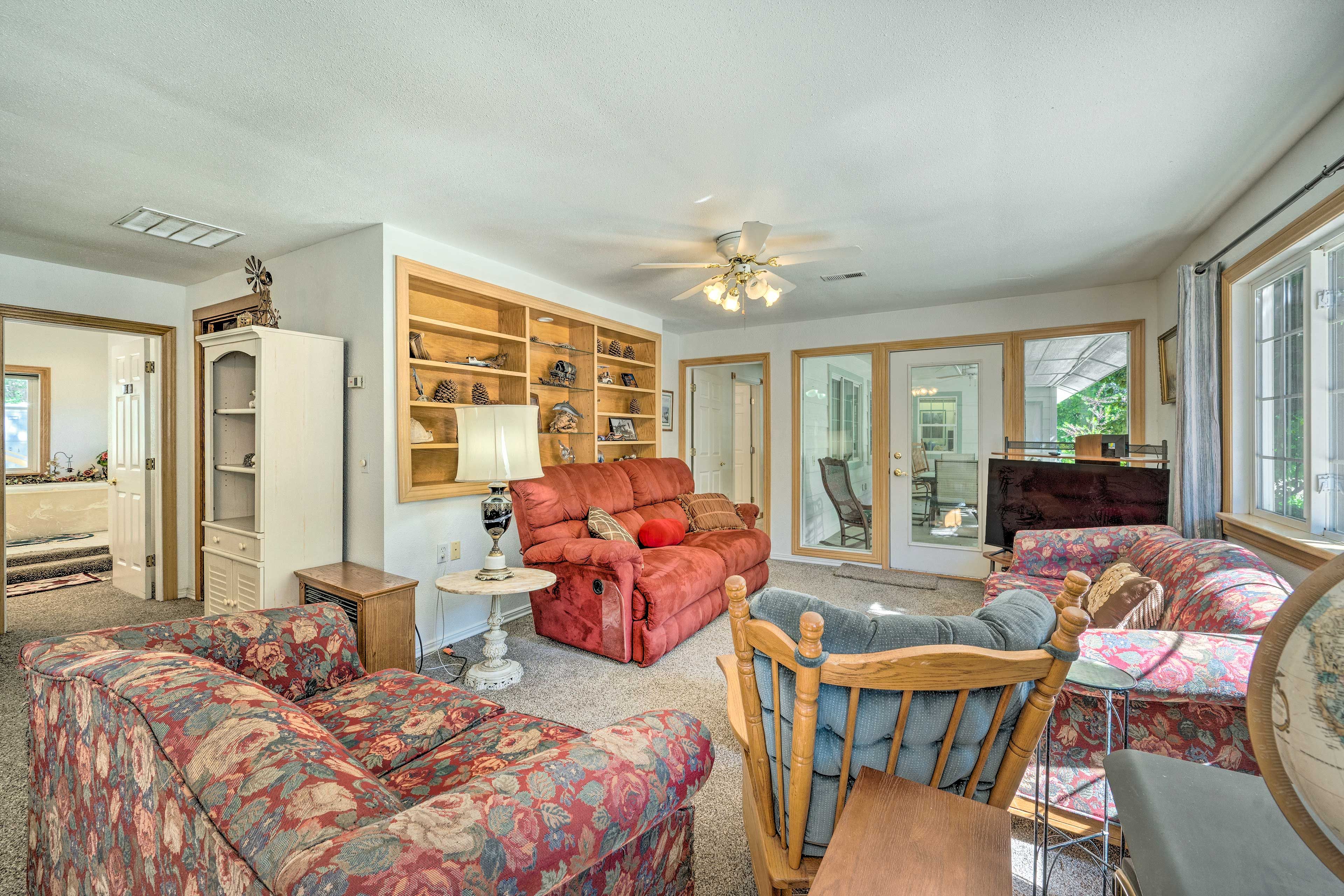 Living Room | Main Floor | Central Air Conditioning & Heating | Pack N' Play