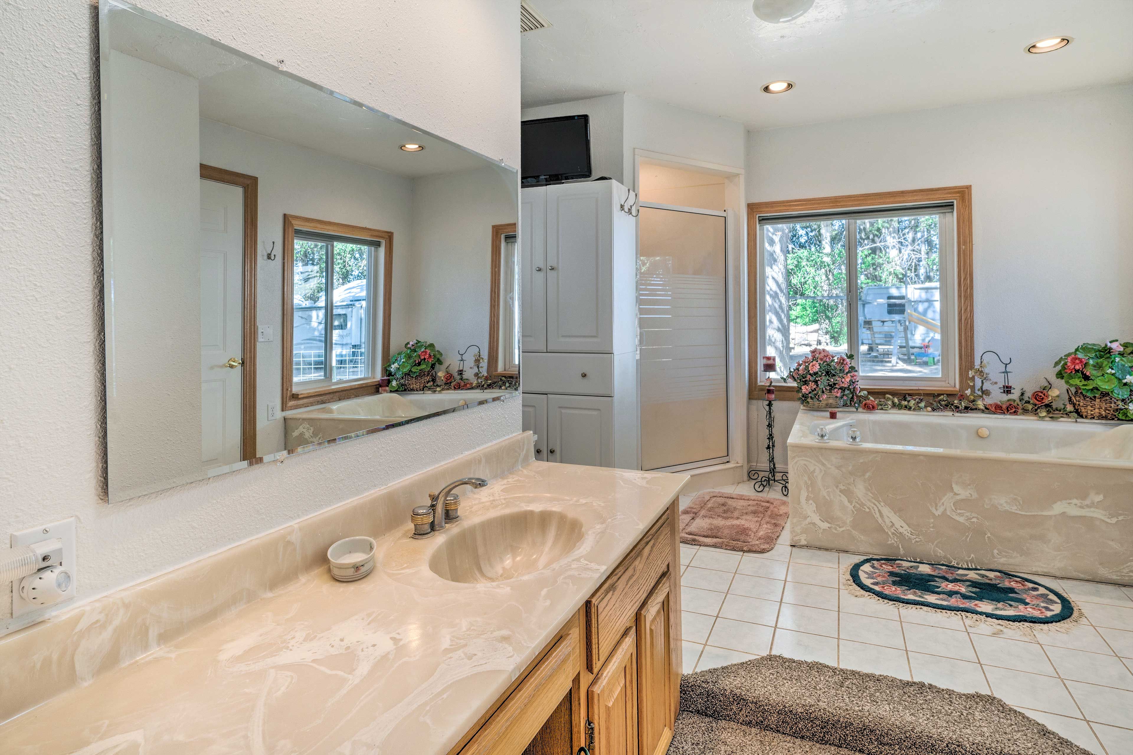 Full Bathroom | Towels Provided