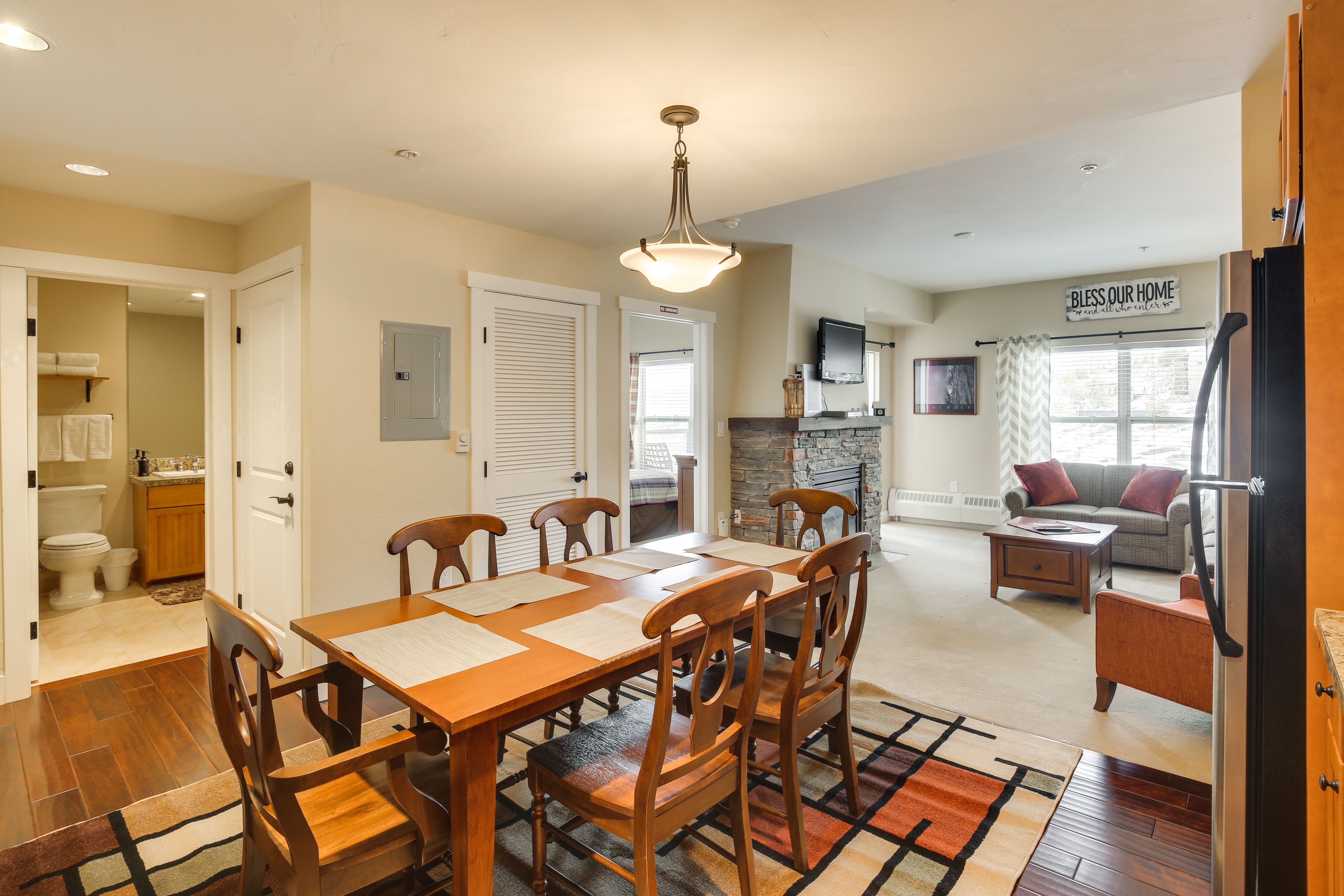 Dining Area | Dishes & Flatware Provided