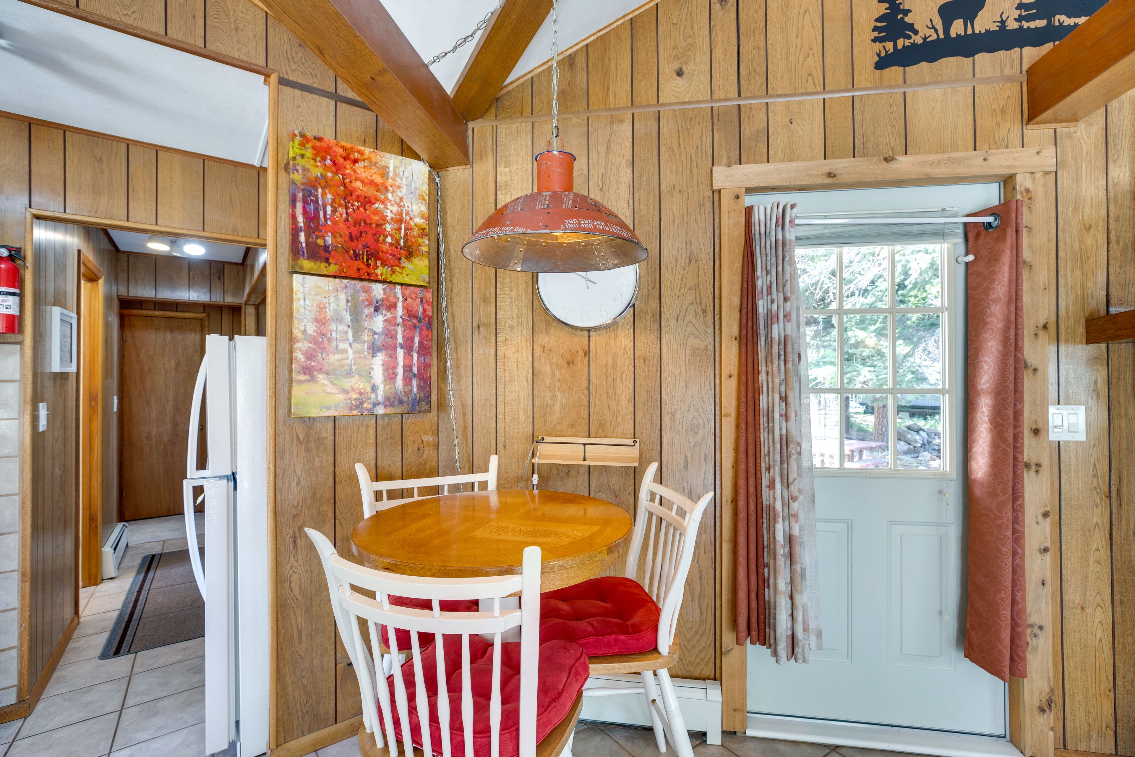 Dining Area | Dishware & Flatware Provided