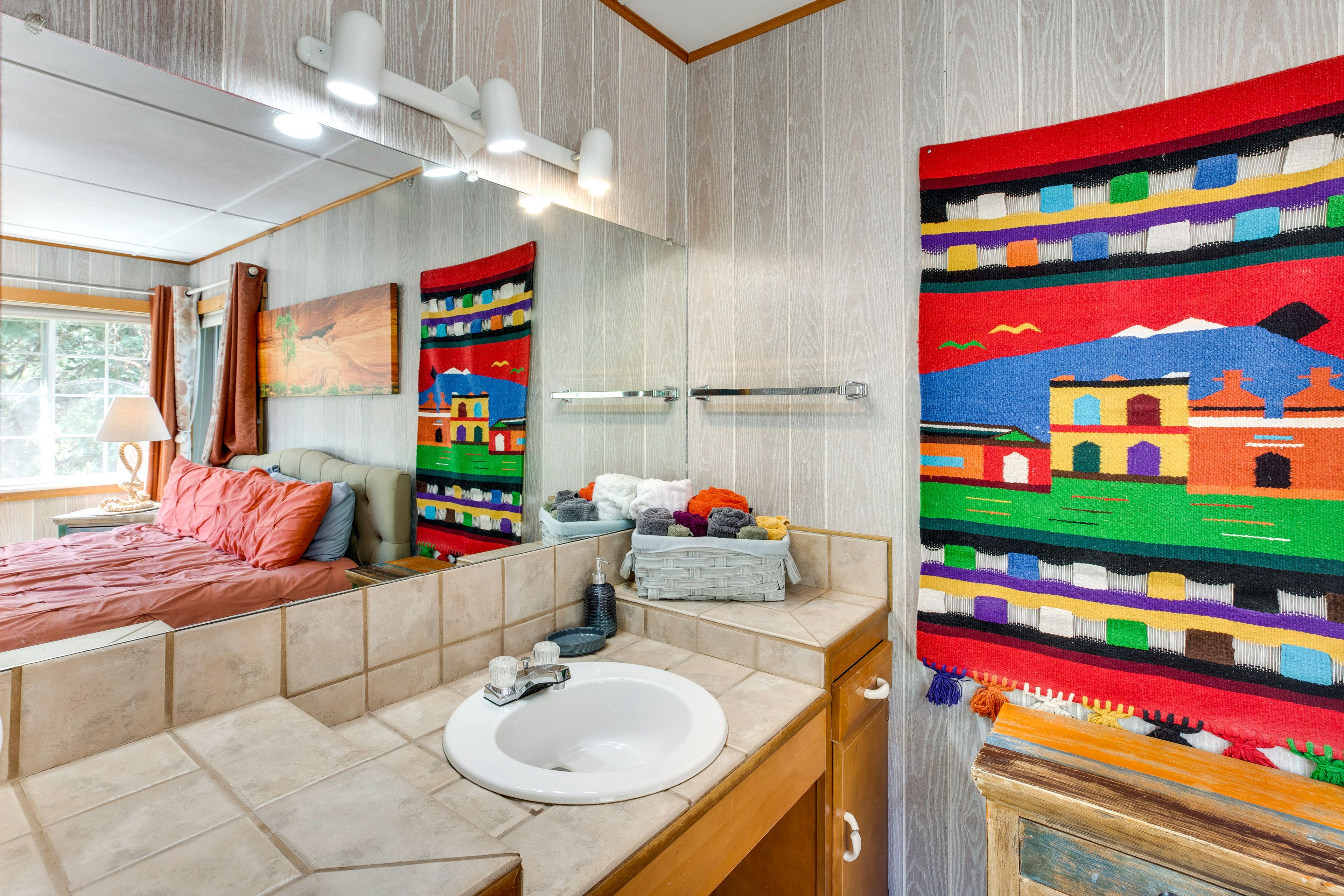 Full Bathroom | Towels Provided