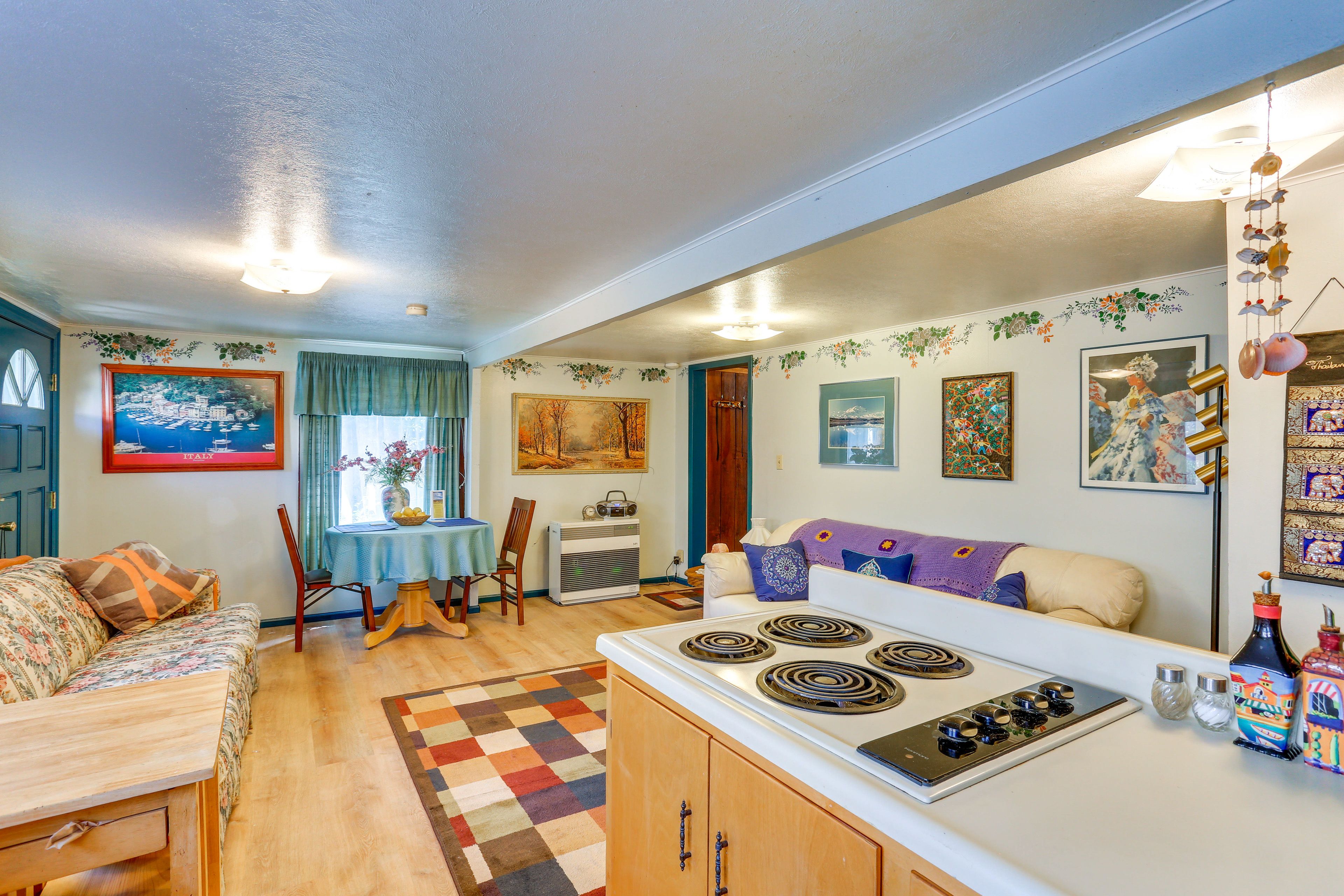Dining Area | Dishware/Flatware Provided