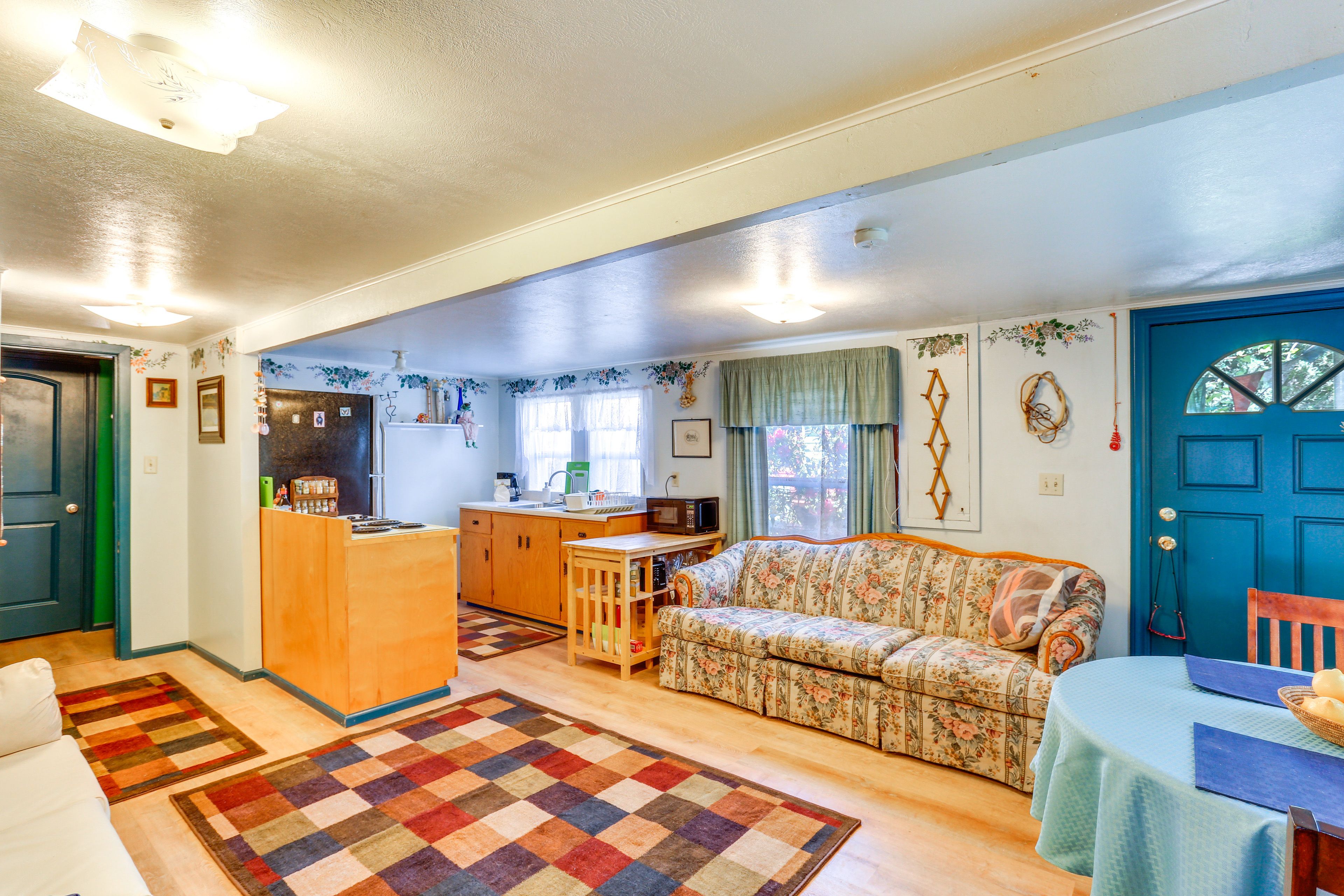 Living Room | Free WiFi | Central A/C & Heating | Smart TV