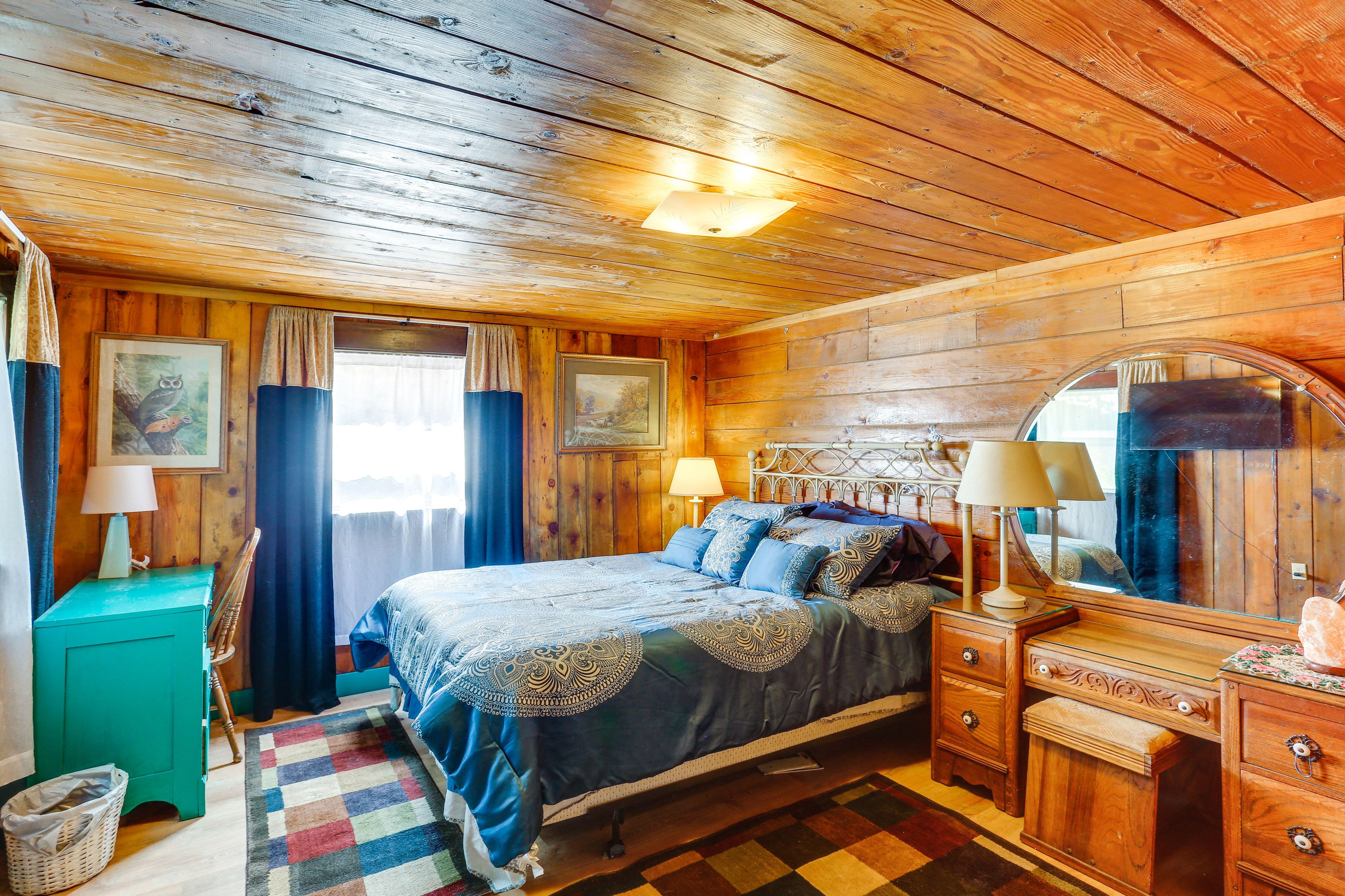 Bedroom | Queen Bed | Linens Provided