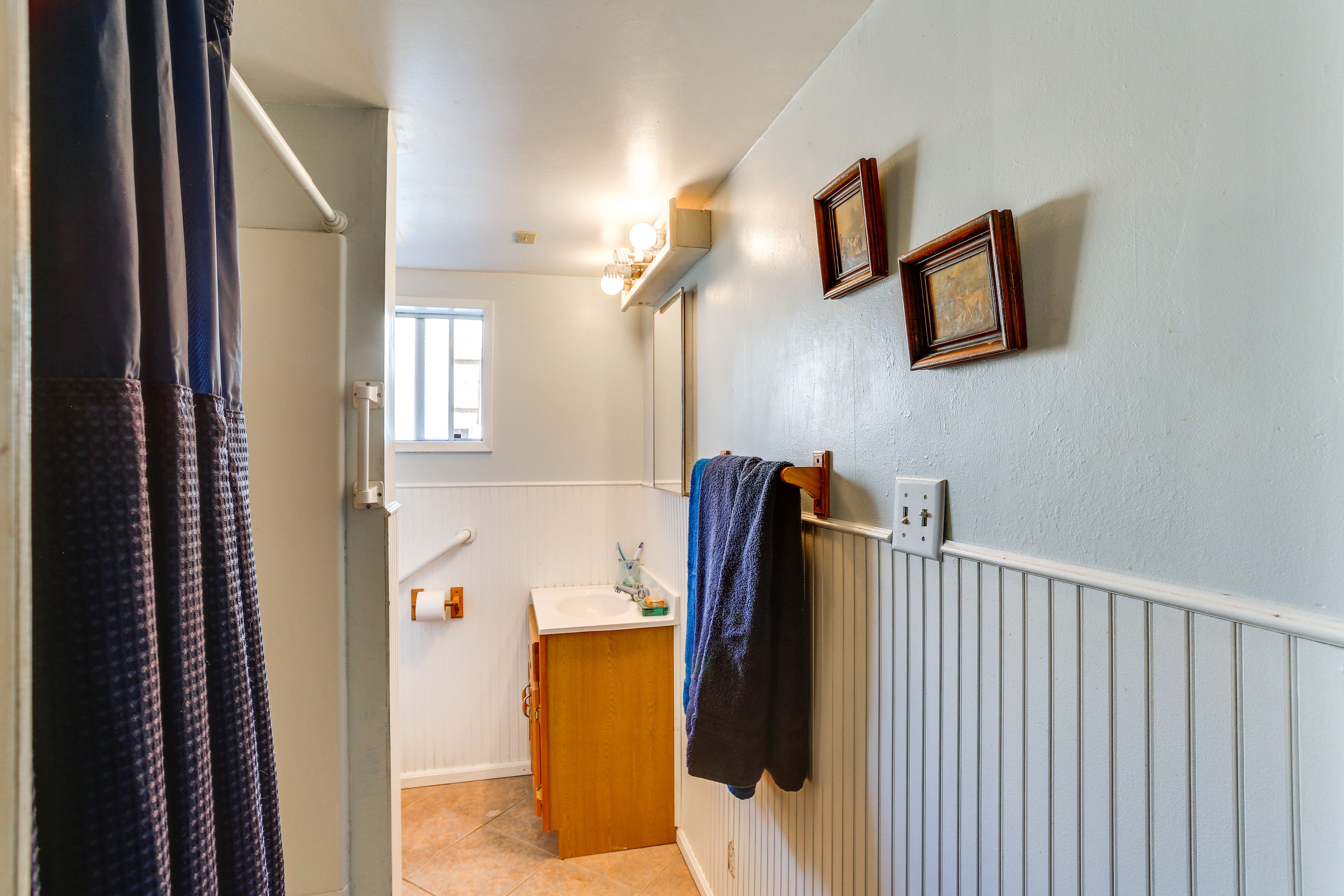 Full Bathroom | Toiletries & Towels Provided