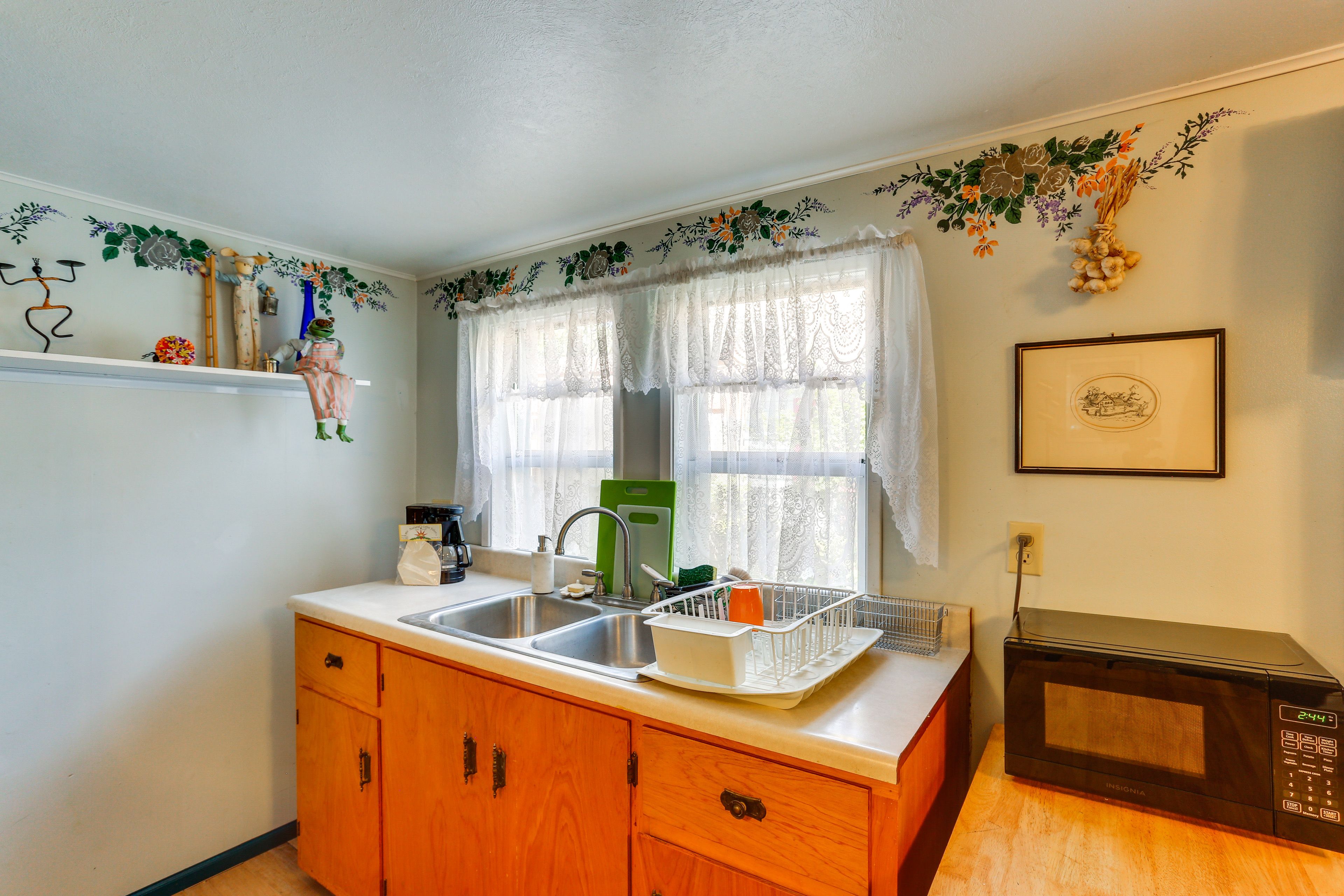 Kitchen | Cooking Basics | Coffee Maker | Paper Towels/Trash Bags Provided
