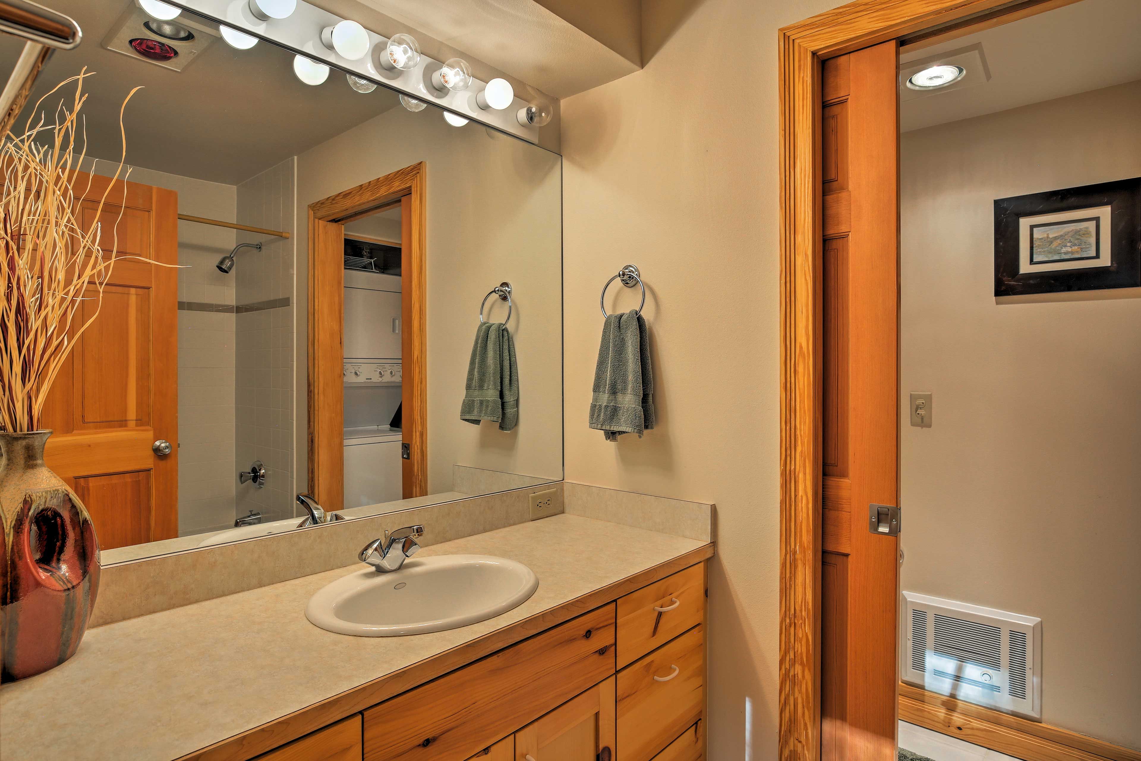 Full Bathroom | Towels Provided