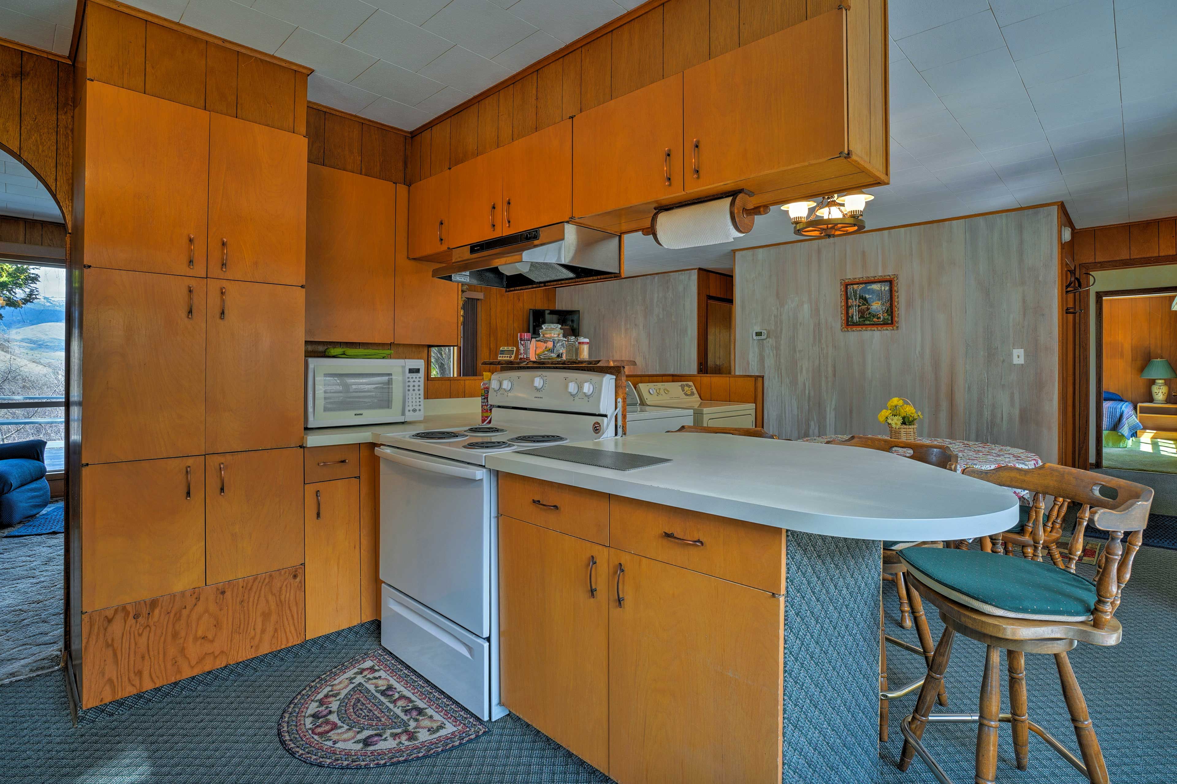 You can do all the baking and cooking you want in this fully equipped kitchen!