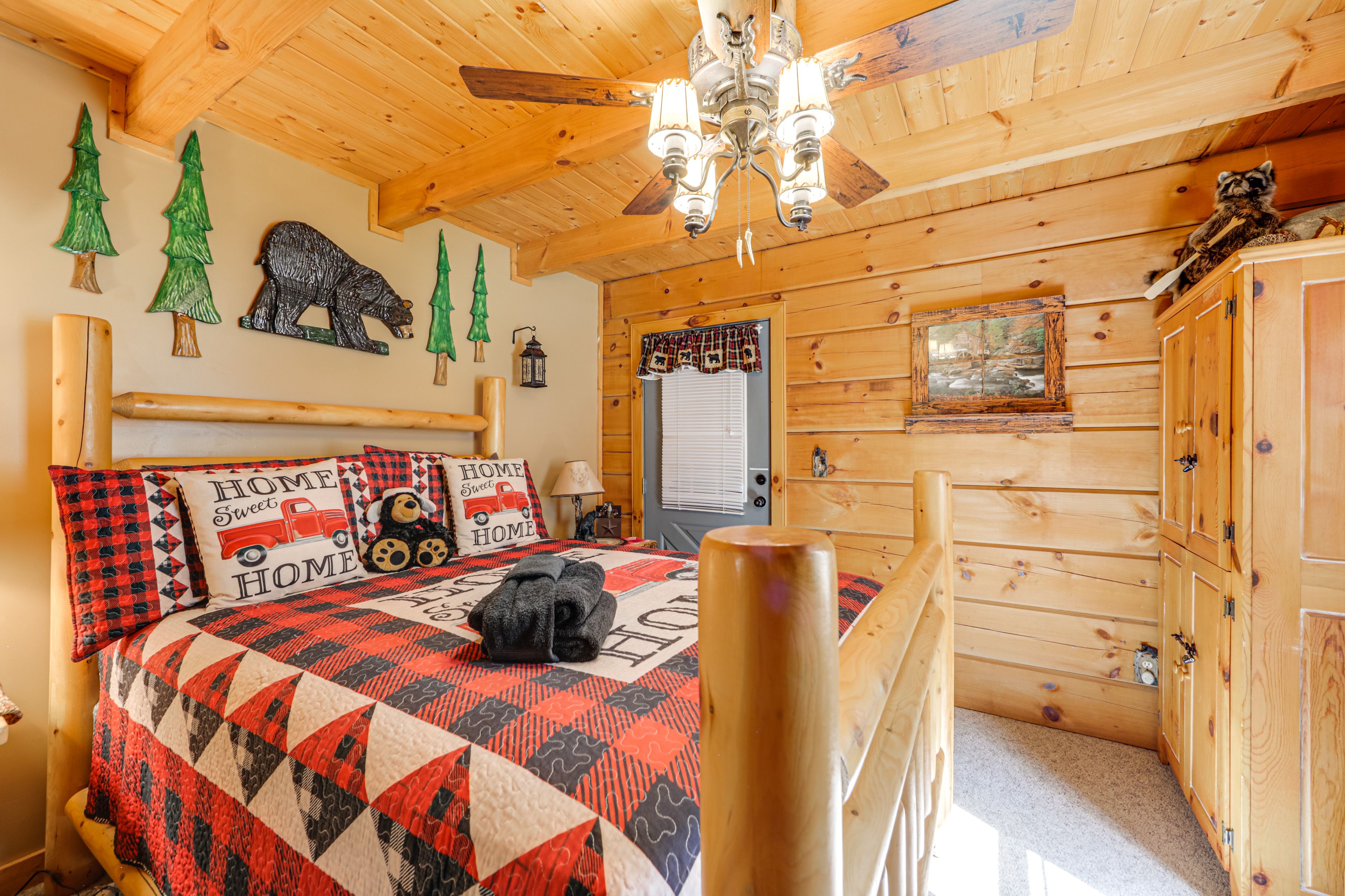 Bedroom 1 | Queen Bed | Linens Provided