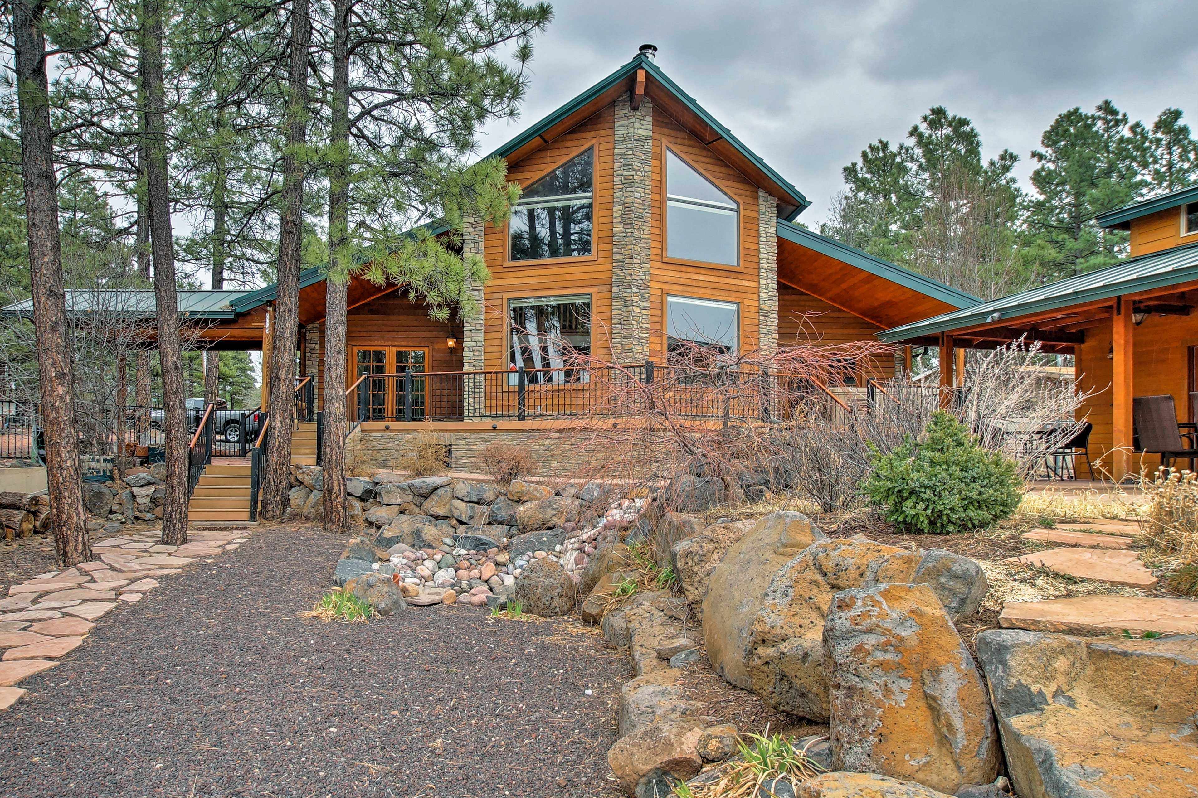 This 18-person property promises a relaxing lake retreat for the whole family!