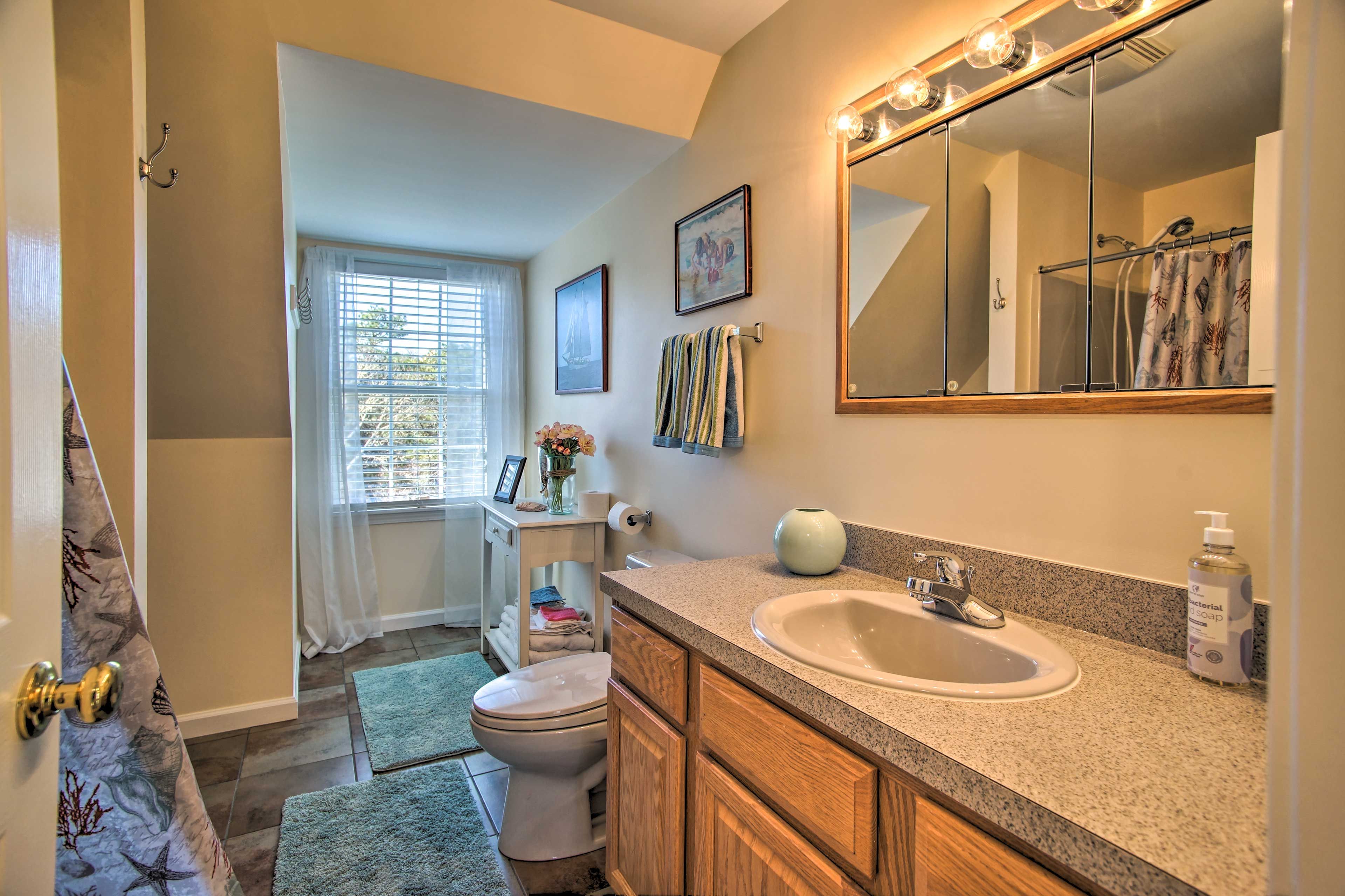 Full Bathroom | 2nd Floor