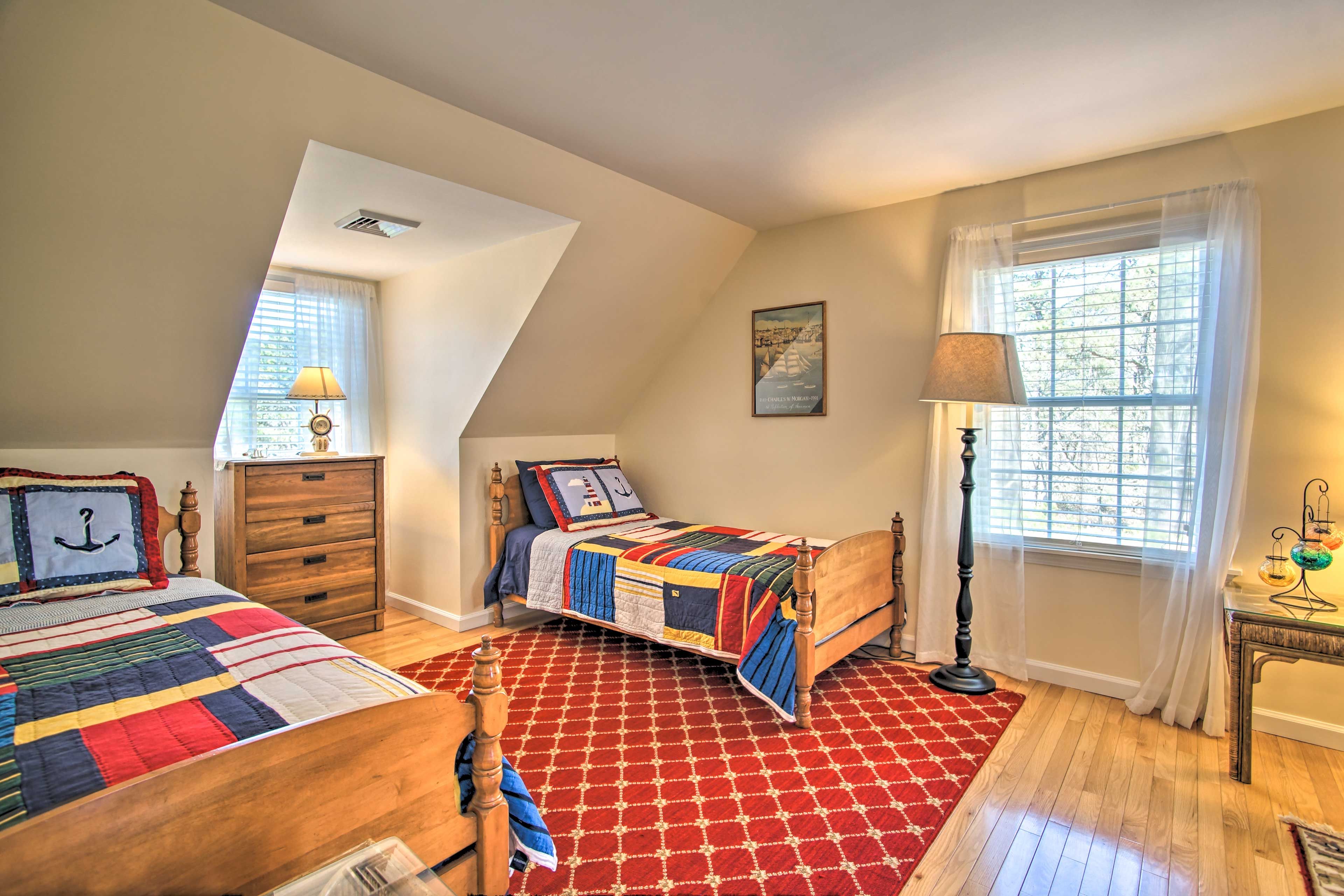 Bedroom 2 | Queen Bed | 2 Twin Beds | 2nd Floor