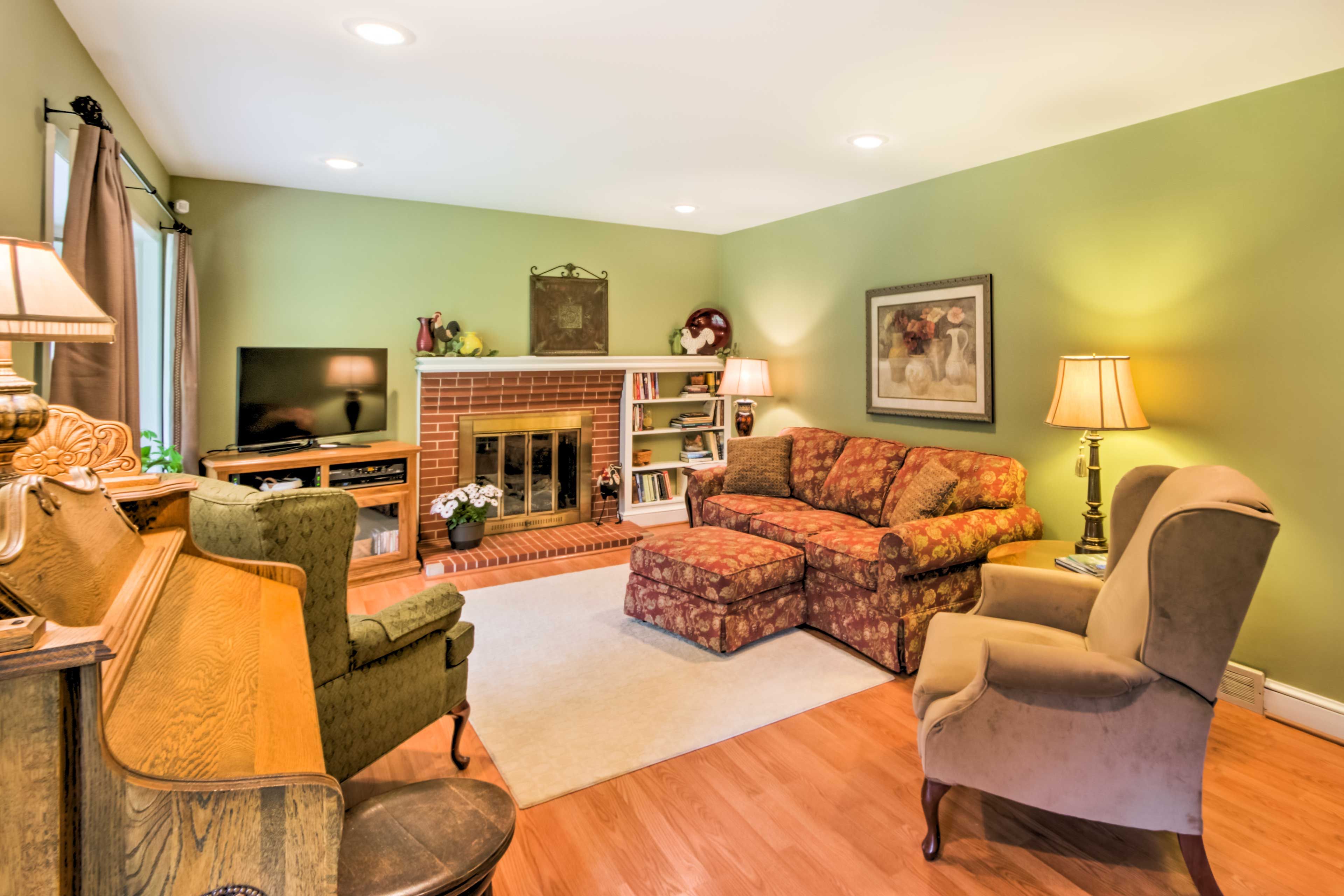 Living Room | Central A/C & Heating | Free WiFi