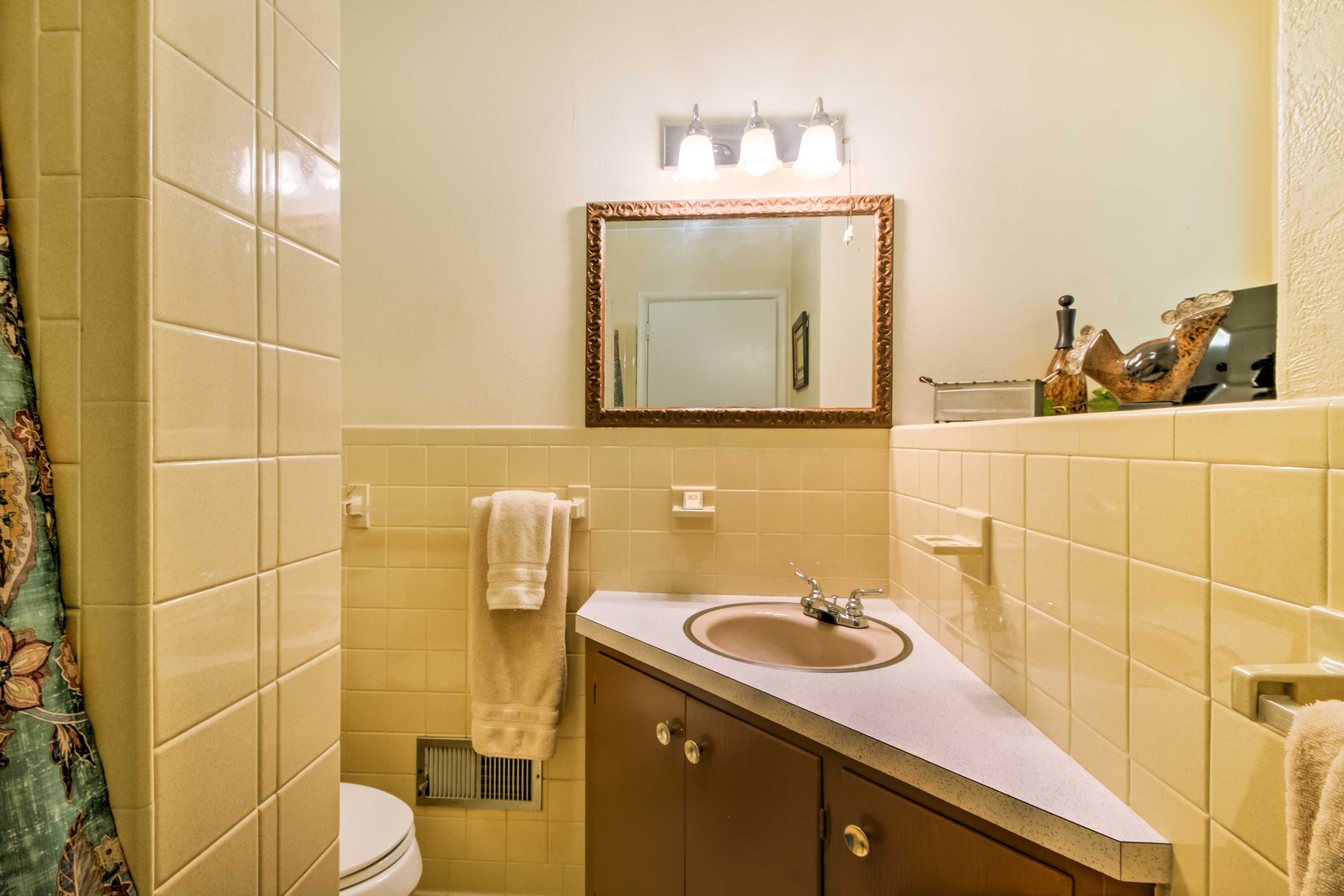 Full Bathroom | Towels Provided