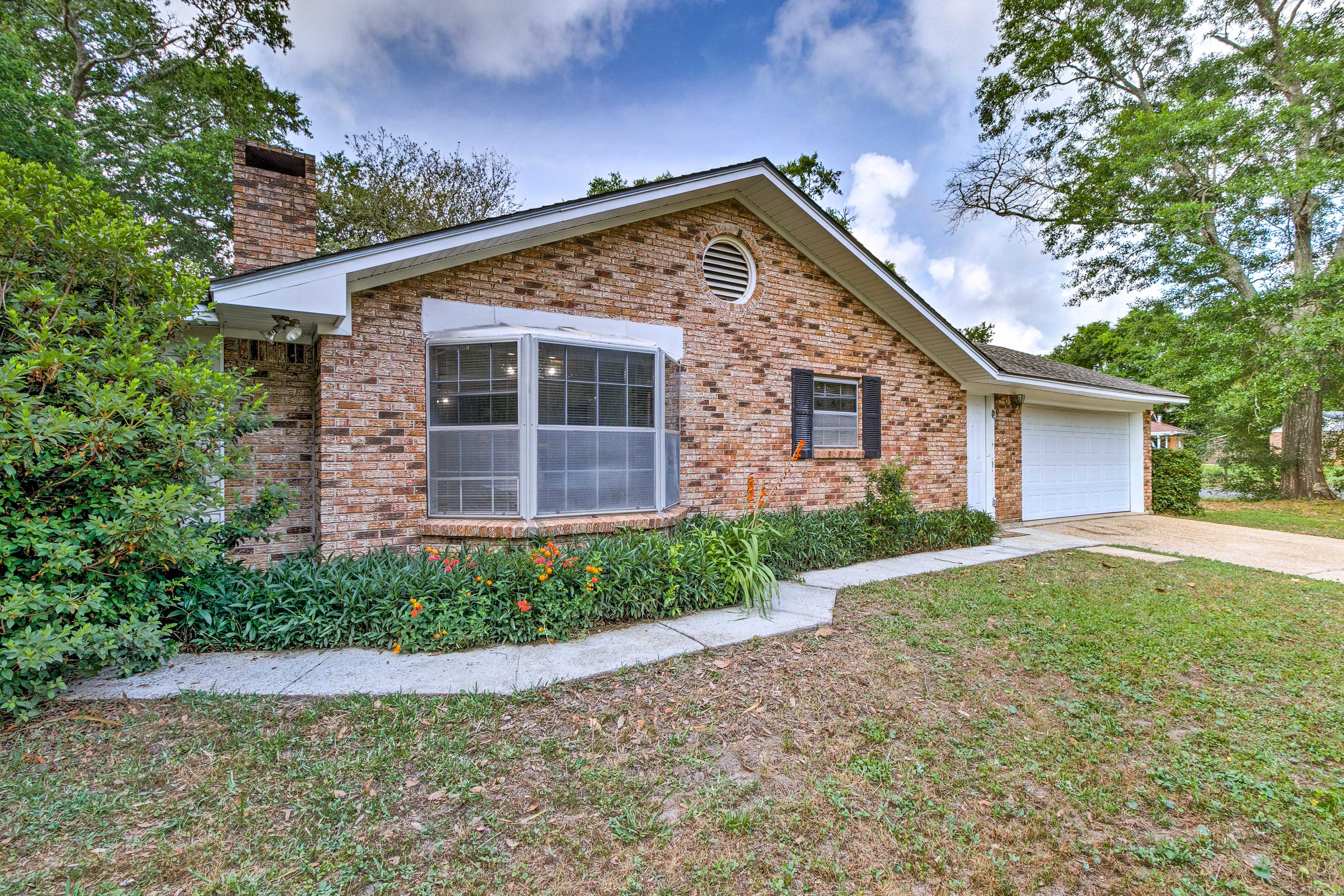 Become well acquainted with Gulfport from this vacation rental home for 13!