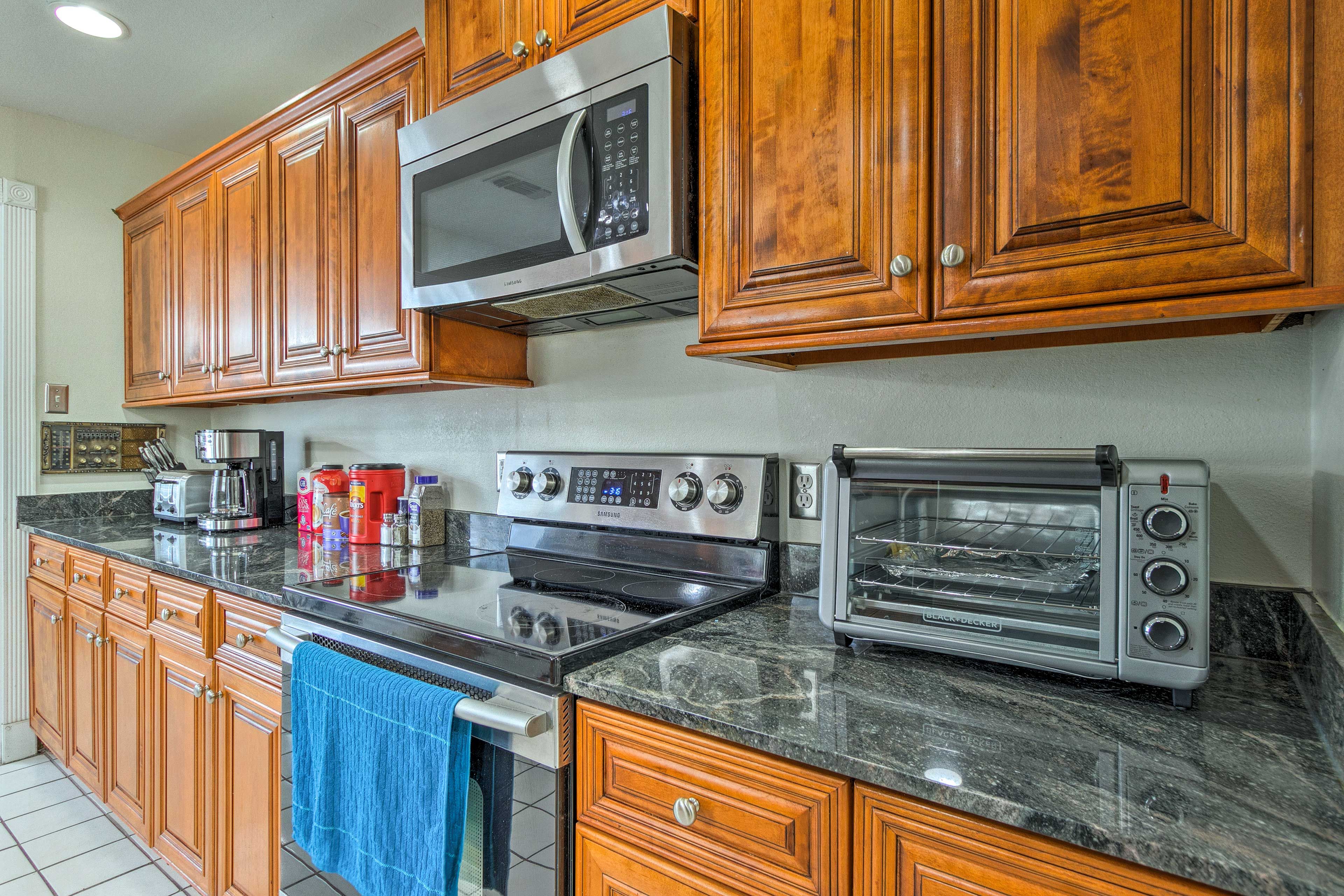 It comes complete with everything you need for easy home-cooking.