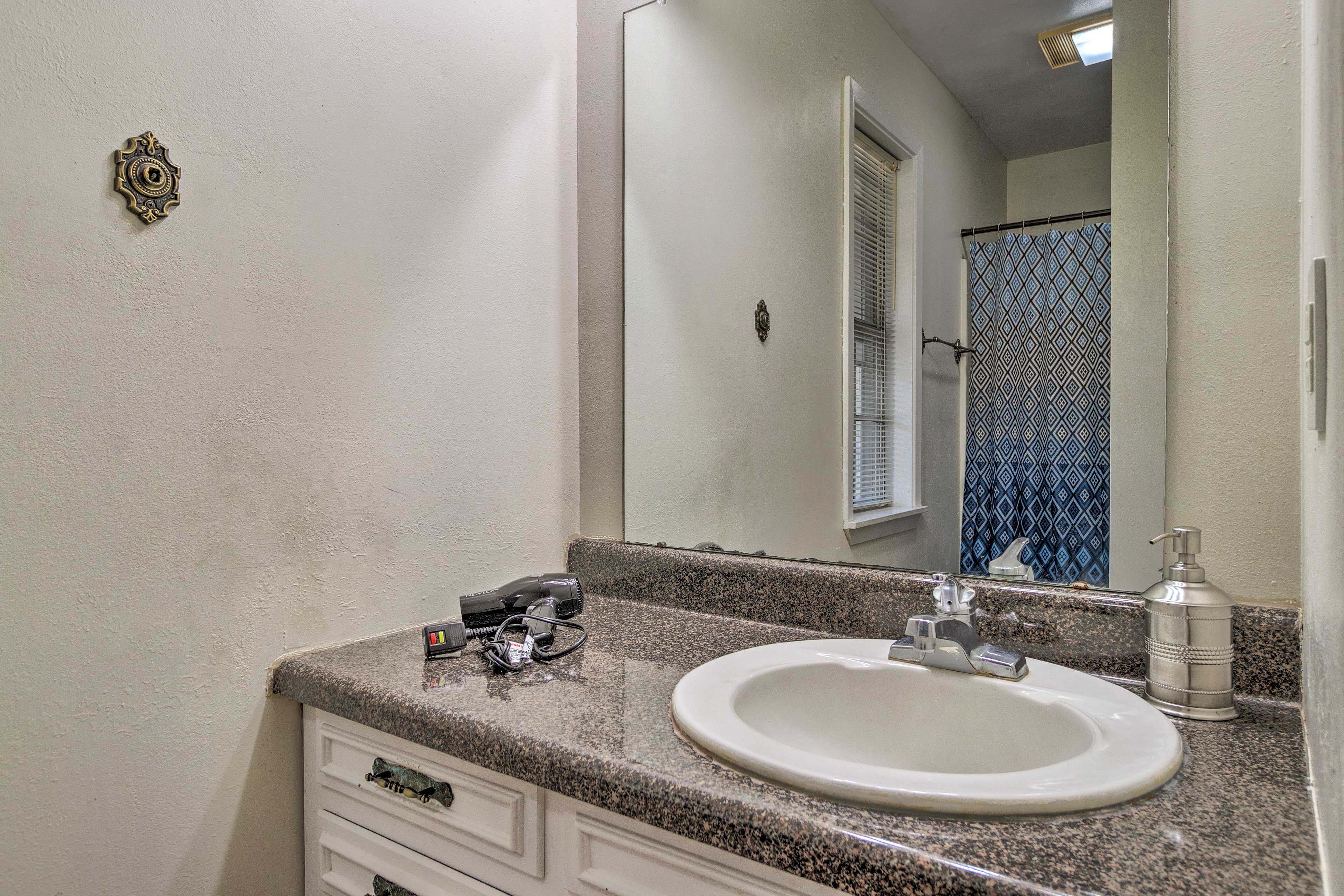 Both bathrooms are stocked with fresh towels.