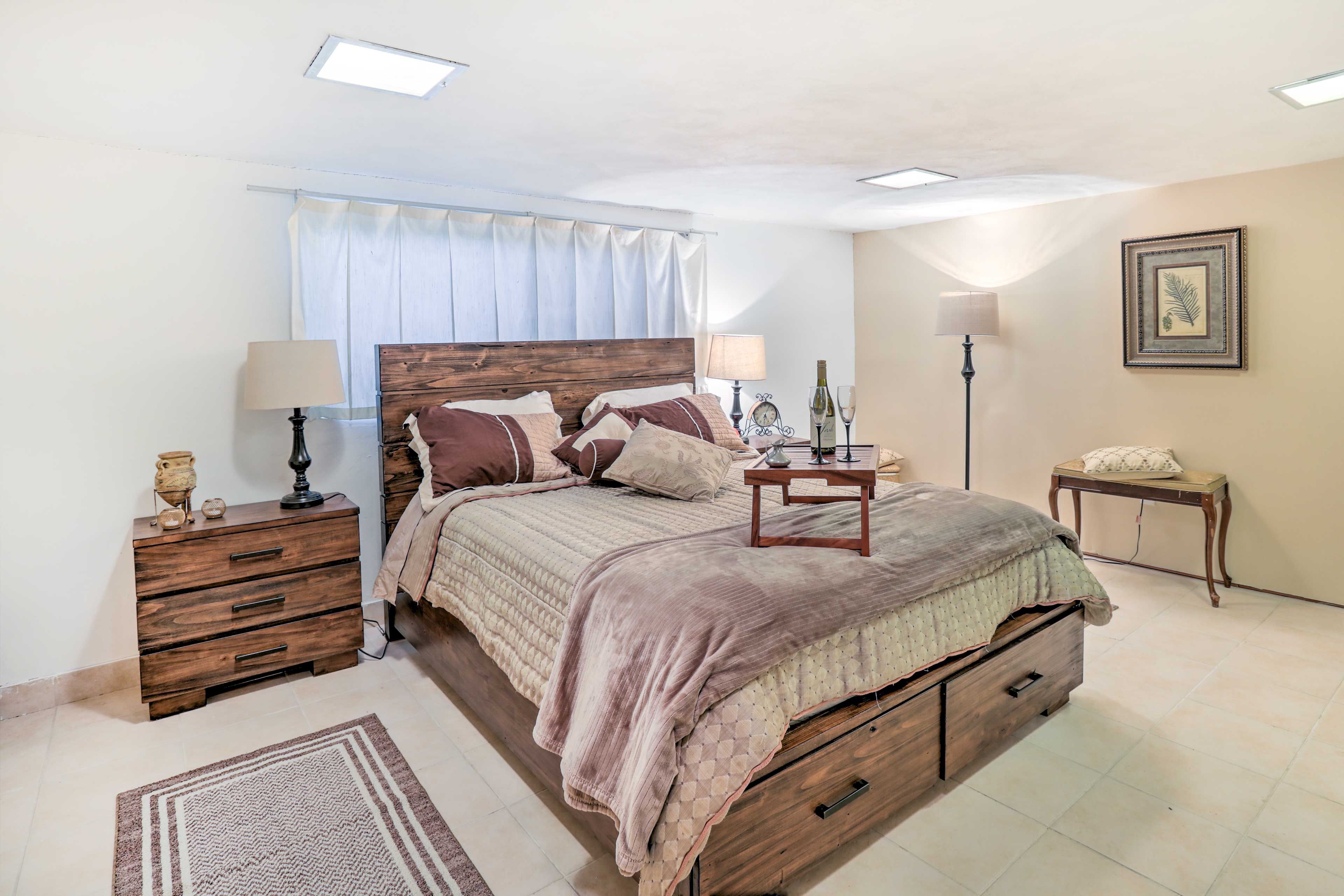 Bedroom | Queen Bed | Linens Provided