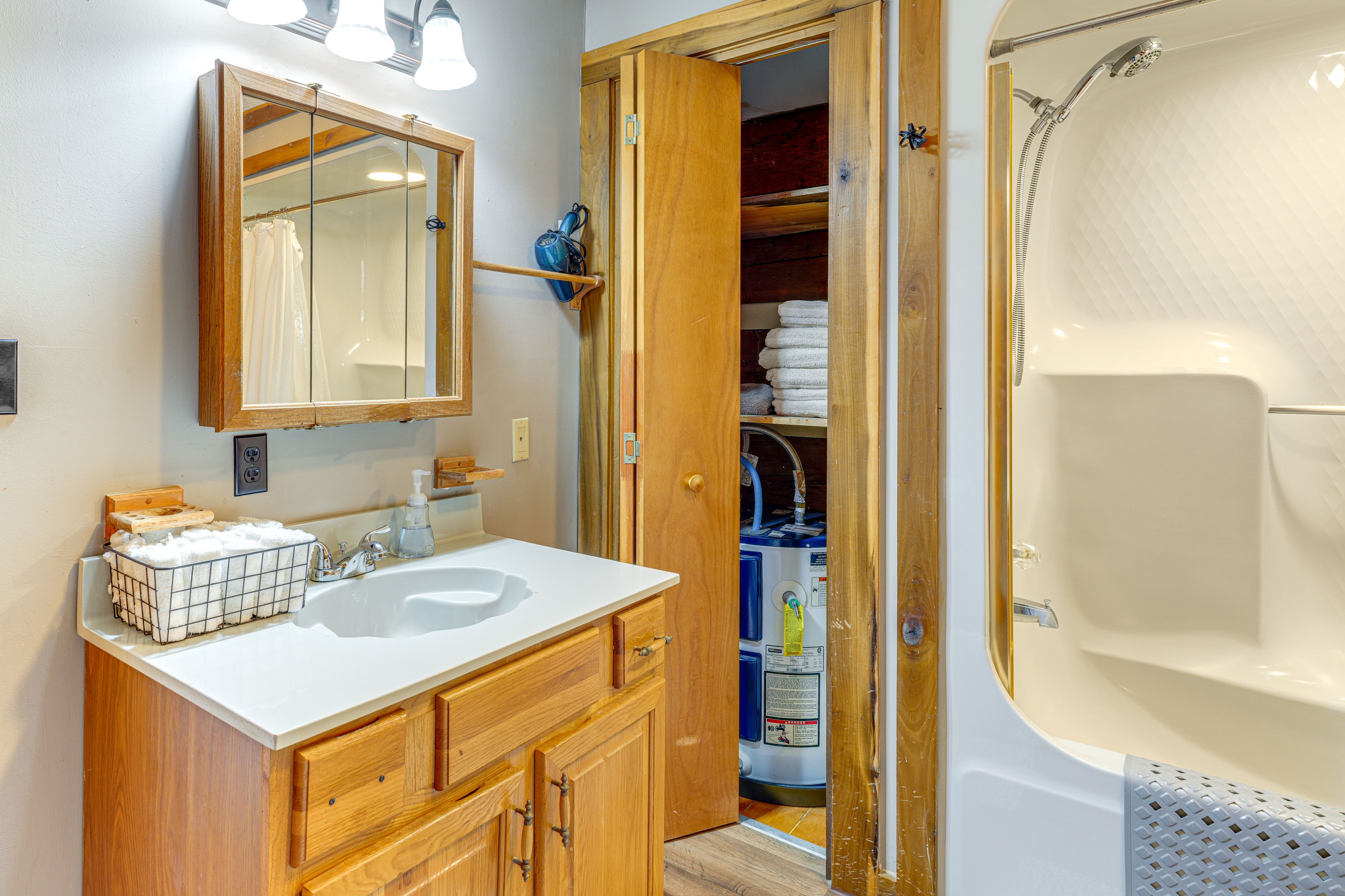 Full Bathroom | Laundry Machines