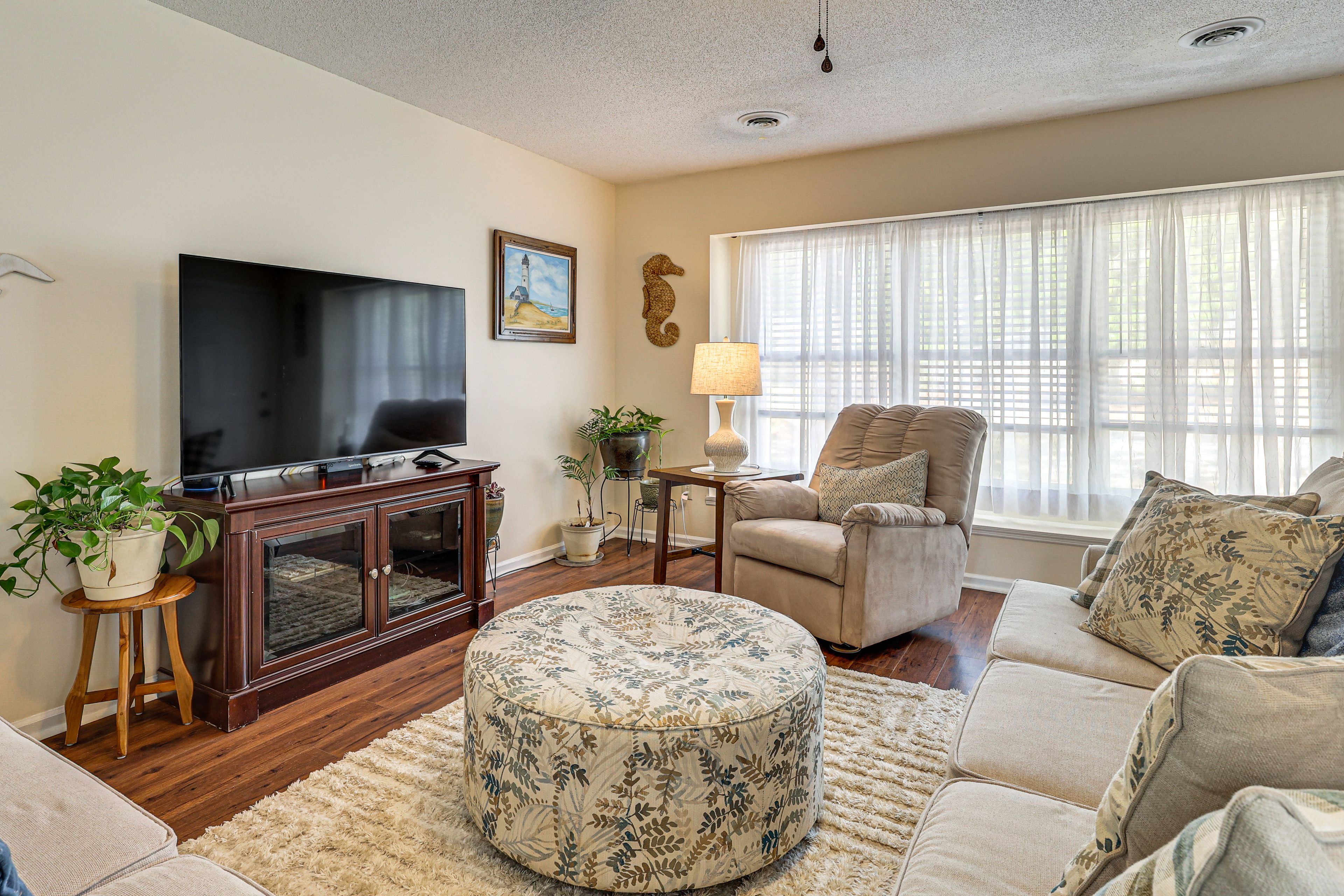 Living Room | Queen Sleeper Sofa | Free WiFi